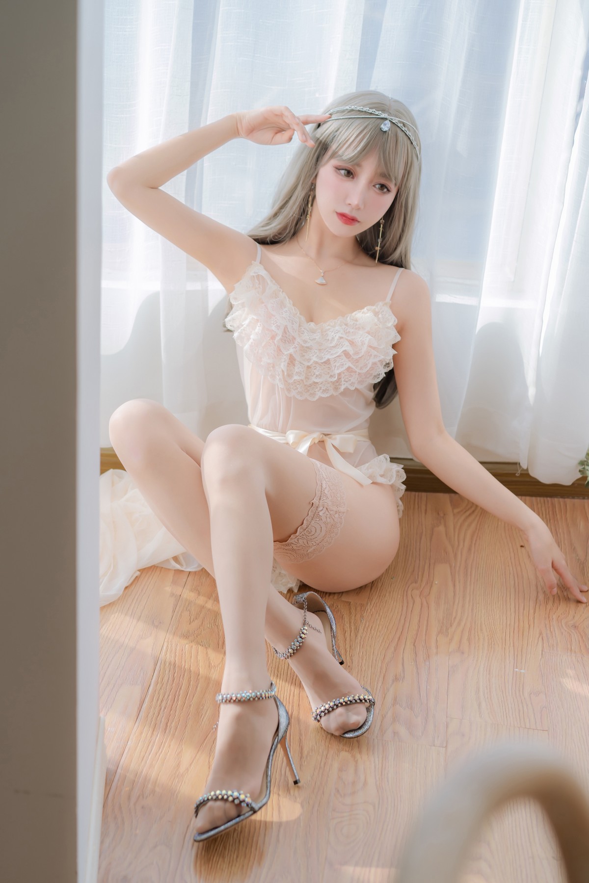 xgyw.top_斗鱼主播过期米线线喵凡尔赛公主主题私房白色薄透吊带配蕾丝袜撩人诱惑写真52P