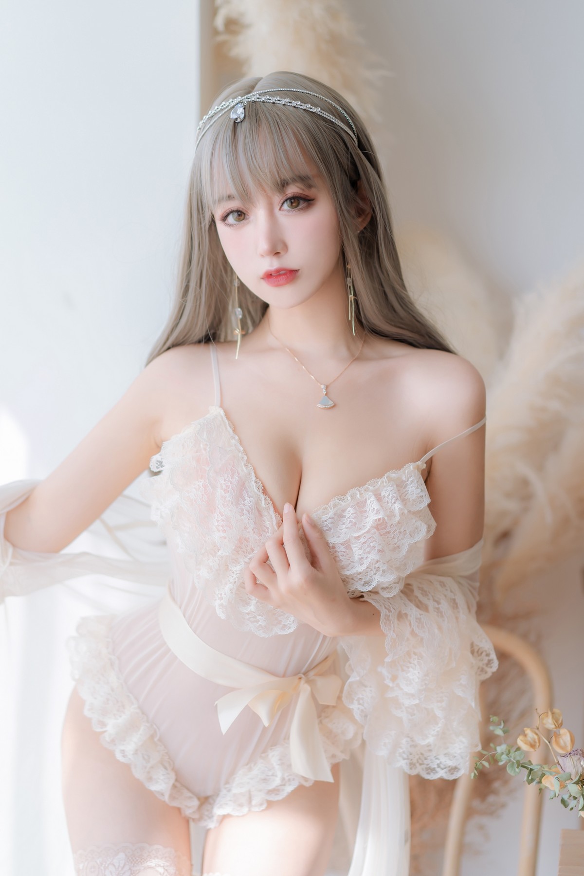 xgyw.top_斗鱼主播过期米线线喵凡尔赛公主主题私房白色薄透吊带配蕾丝袜撩人诱惑写真52P