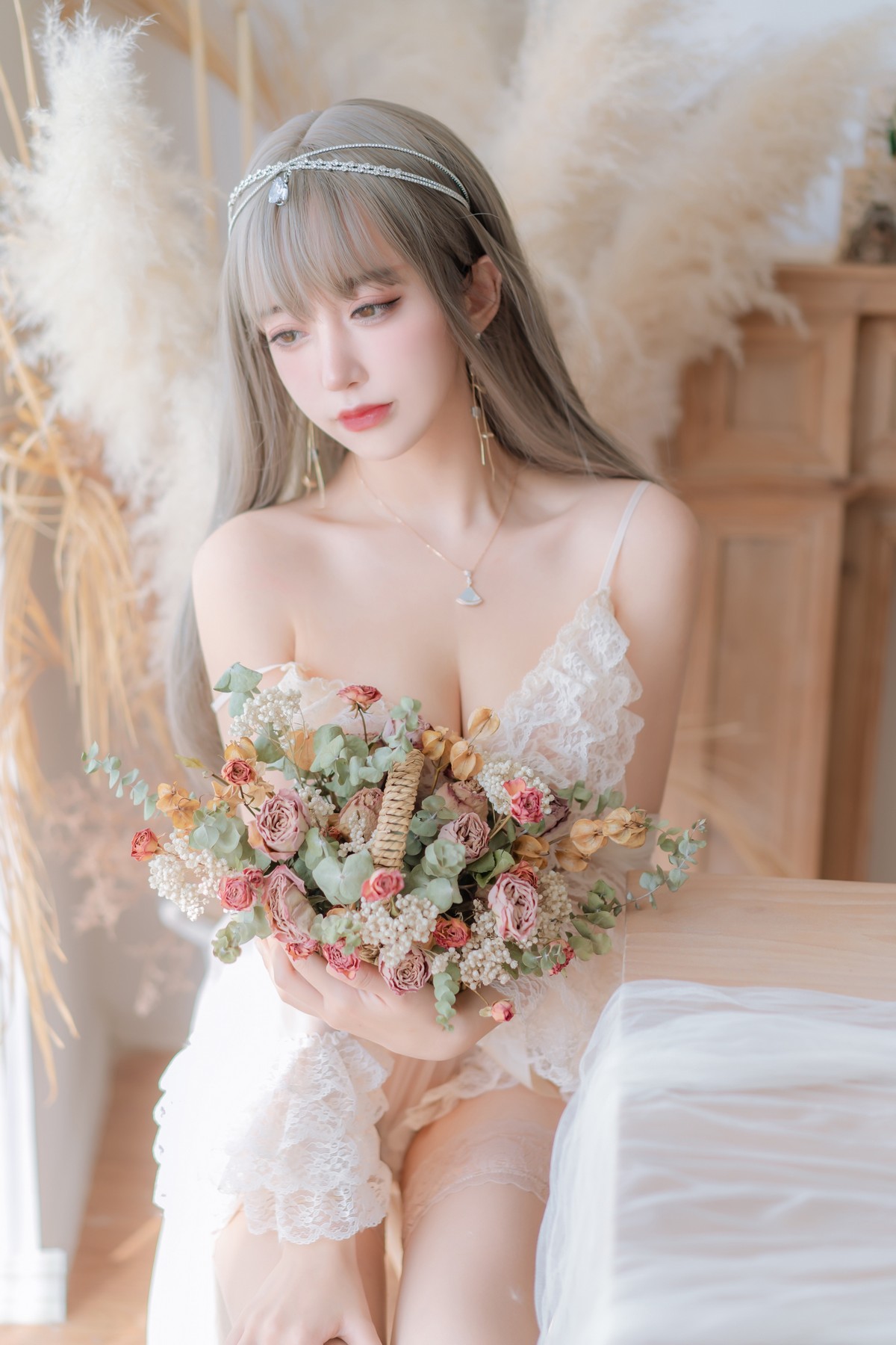 xgyw.top_斗鱼主播过期米线线喵凡尔赛公主主题私房白色薄透吊带配蕾丝袜撩人诱惑写真52P