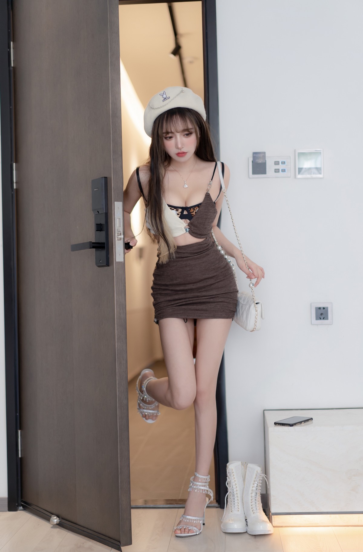 xgyw.top_斗鱼主播过期米线线喵年上女友主题性感服饰半脱露豹纹内衣秀完美身材诱惑写真52P