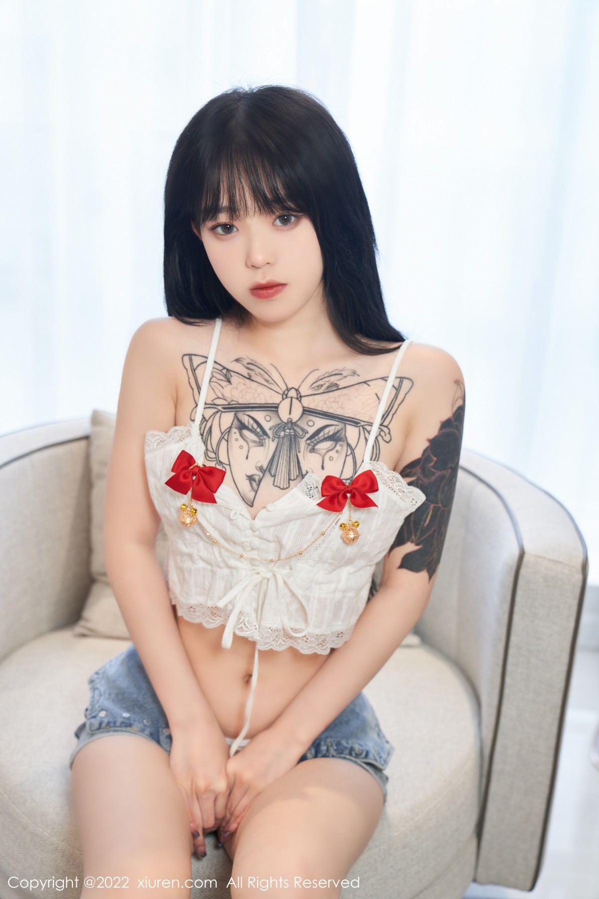 xgyw.top_XiuRen第5124期_模特奶瓶私房性感白色吊带上衣配牛仔短裤秀曼妙身材诱惑写真73P