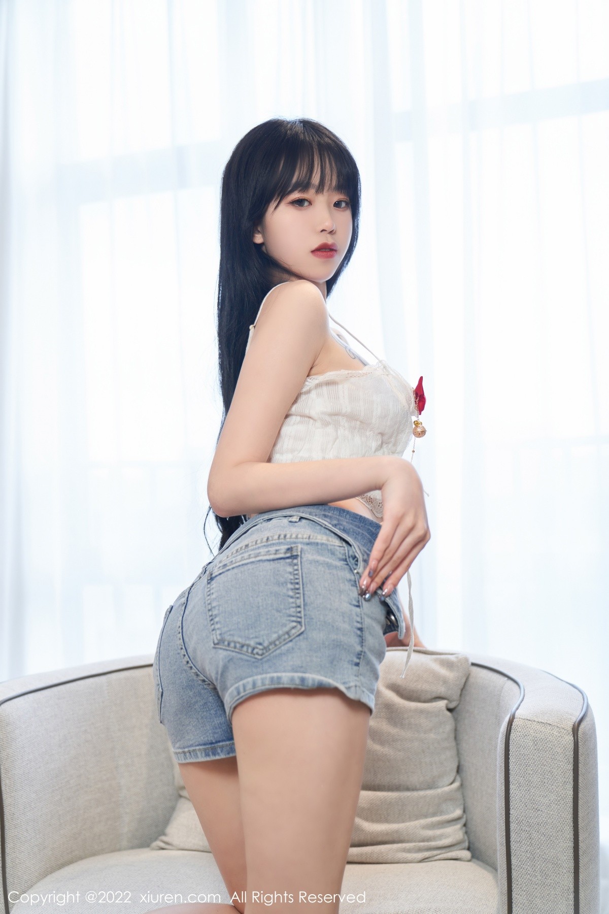 xgyw.top_XiuRen第5124期_模特奶瓶私房性感白色吊带上衣配牛仔短裤秀曼妙身材诱惑写真73P