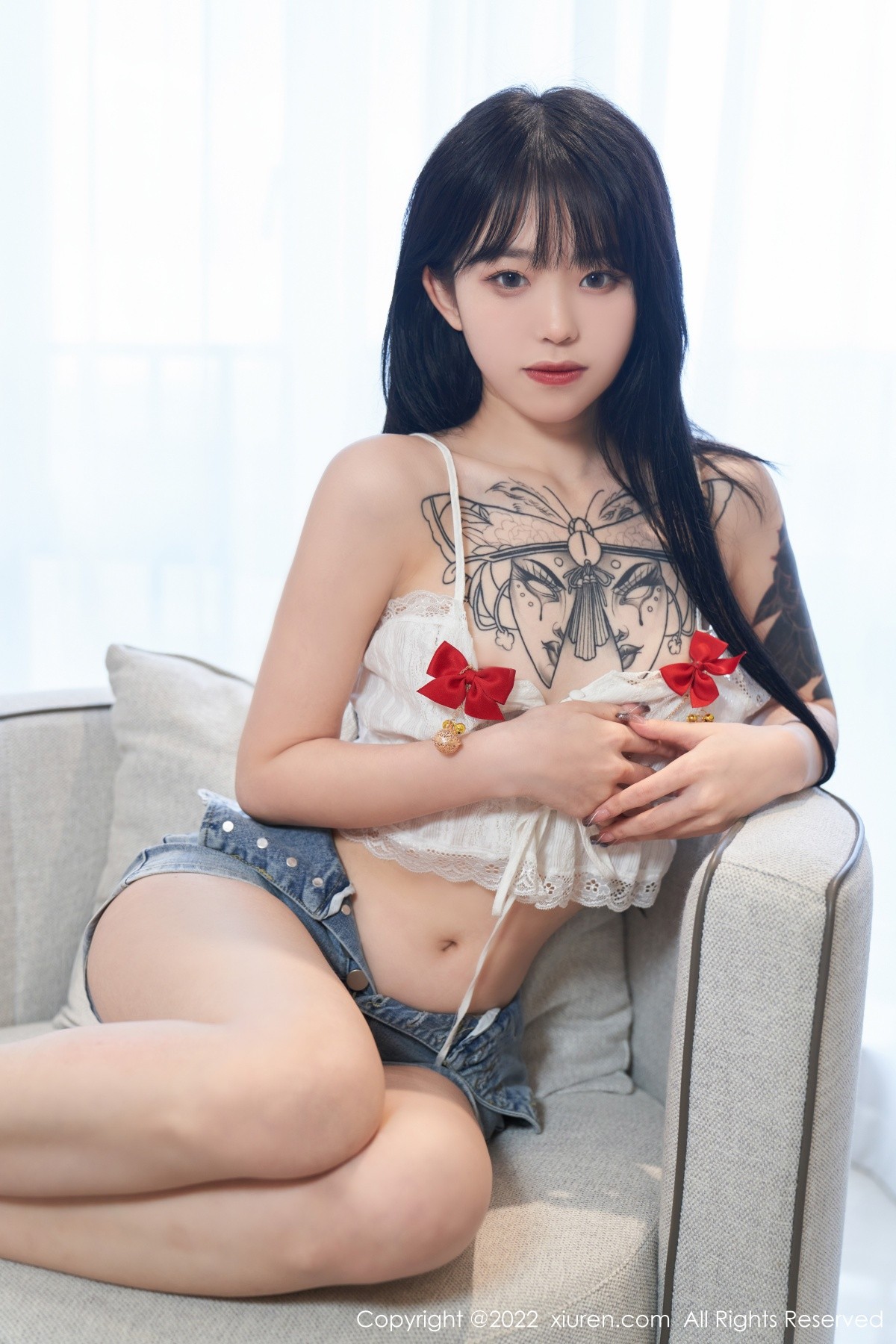 xgyw.top_XiuRen第5124期_模特奶瓶私房性感白色吊带上衣配牛仔短裤秀曼妙身材诱惑写真73P