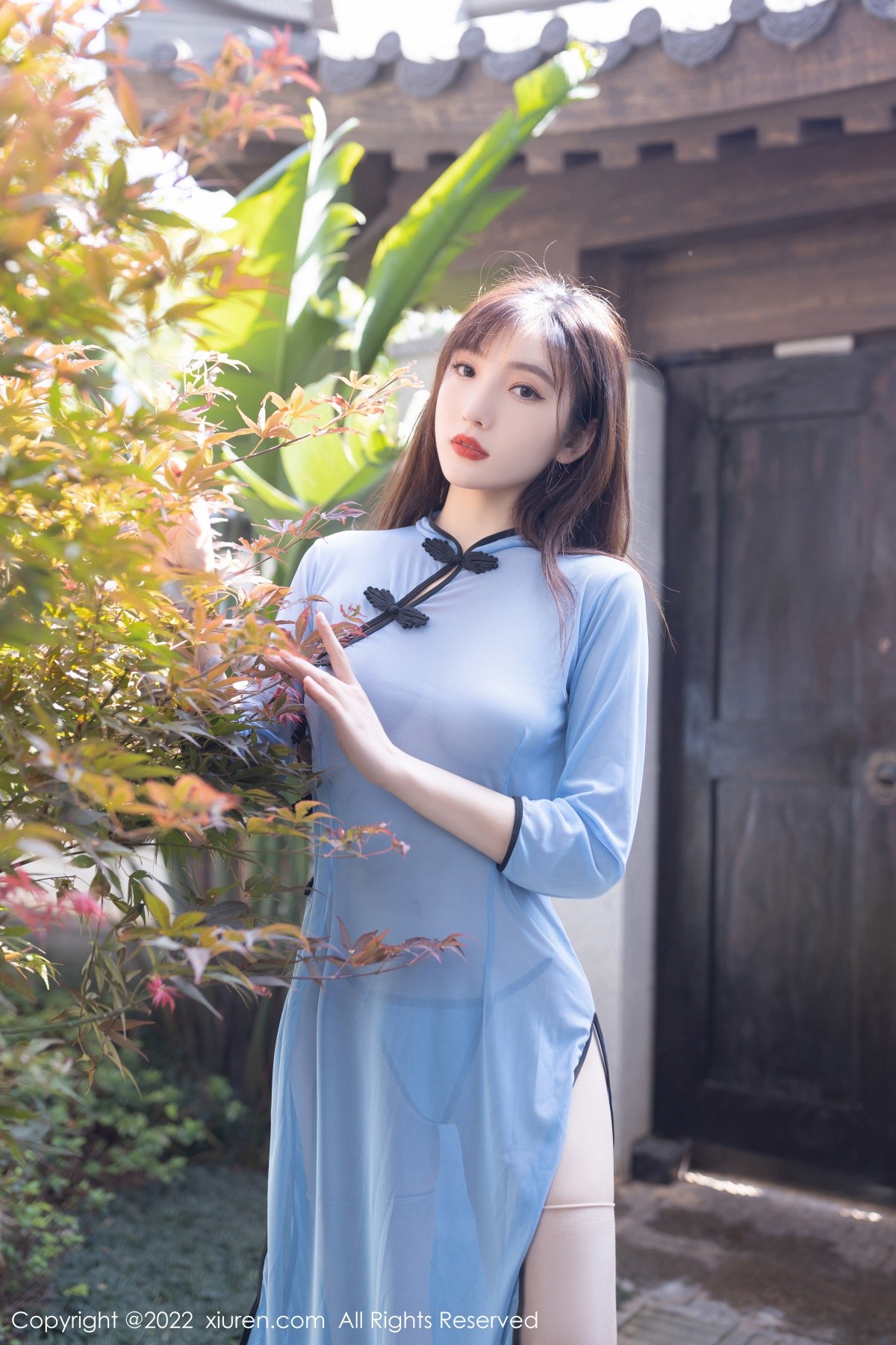 xgyw.top_XiuRen第5126期_模特陆萱萱性感民国式蓝色轻透旗袍配原色丝袜撩人诱惑写真80P