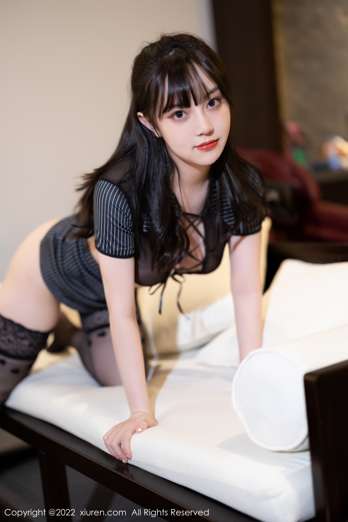 xgyw.top_XiuRen第5122期_模特豆瓣酱厦门旅拍黑色轻透衣配短裙半脱露性感内衣诱惑写真70P