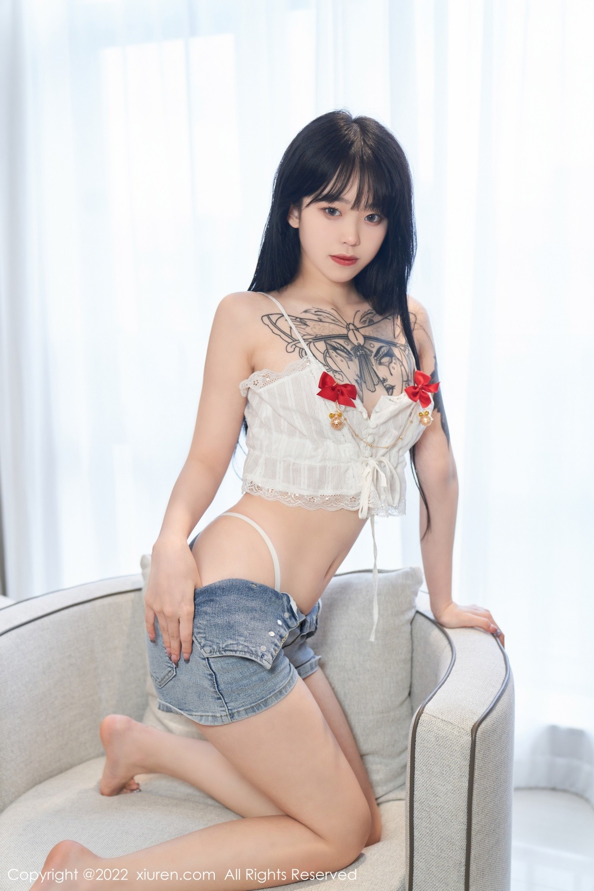 xgyw.top_XiuRen第5124期_模特奶瓶私房性感白色吊带上衣配牛仔短裤秀曼妙身材诱惑写真73P