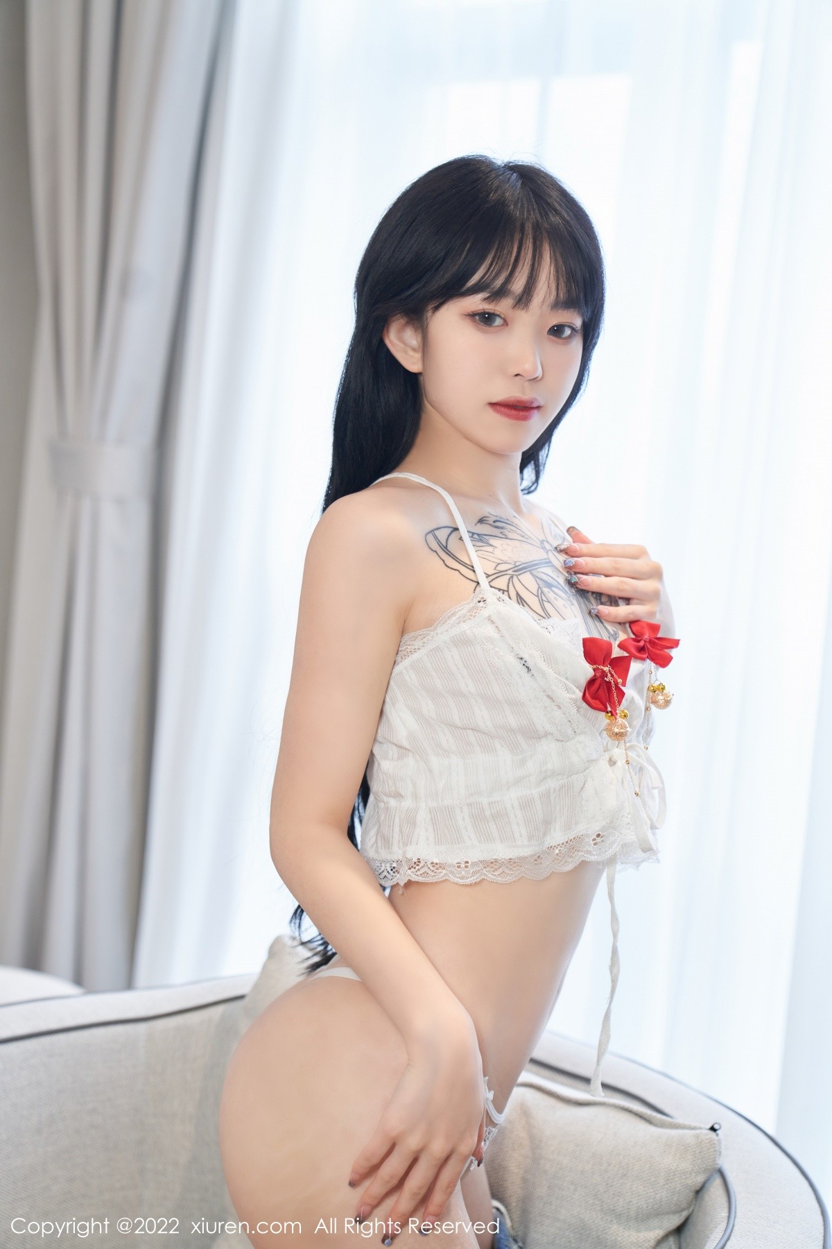 xgyw.top_XiuRen第5124期_模特奶瓶私房性感白色吊带上衣配牛仔短裤秀曼妙身材诱惑写真73P