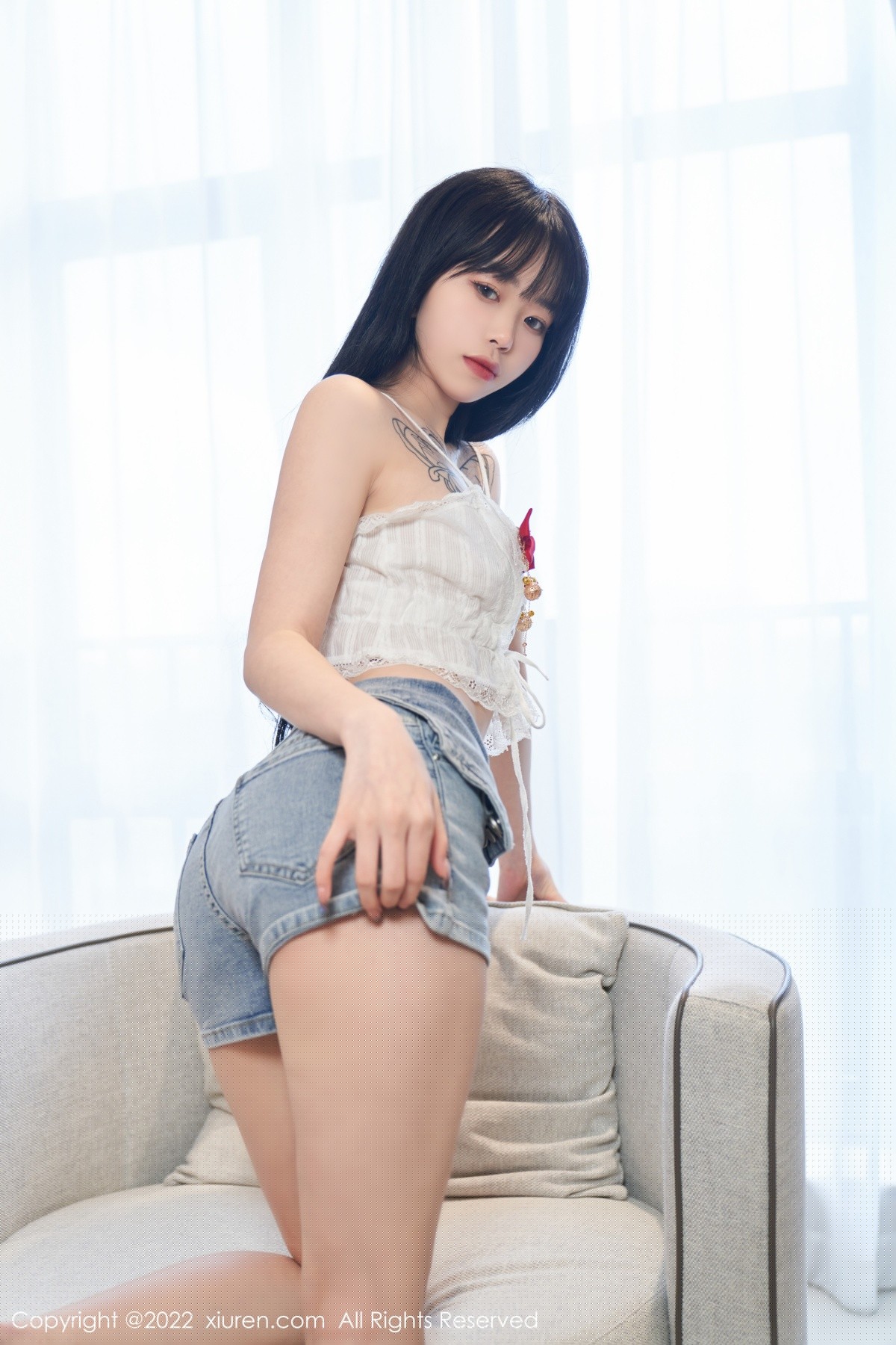 xgyw.top_XiuRen第5124期_模特奶瓶私房性感白色吊带上衣配牛仔短裤秀曼妙身材诱惑写真73P