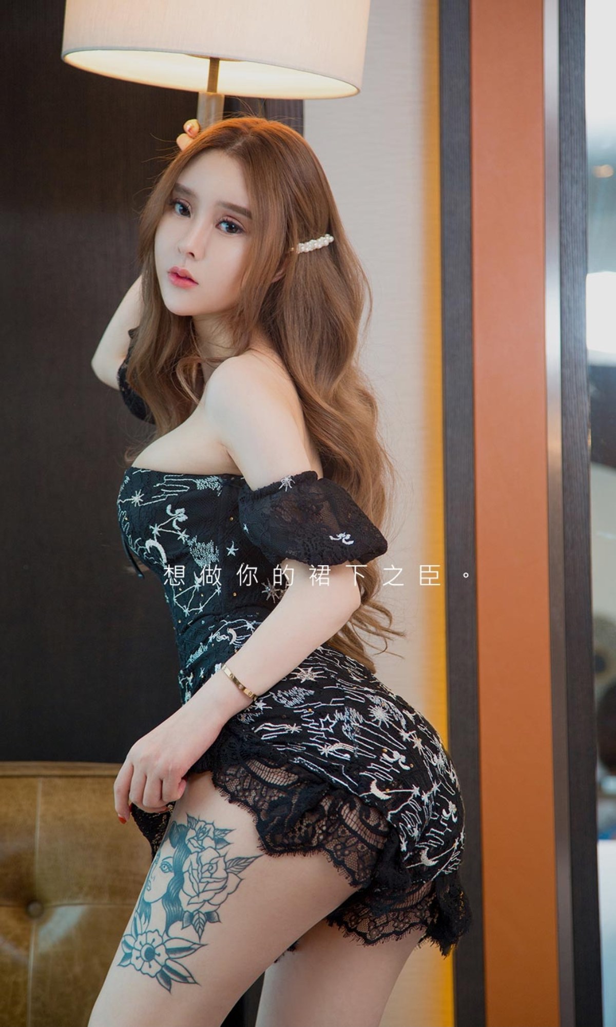 xgyw.top_[Ugirls爱尤物]No.2344_模特爱丽莎私房性感黑色低胸连身短裙秀完美身材诱惑写真35P