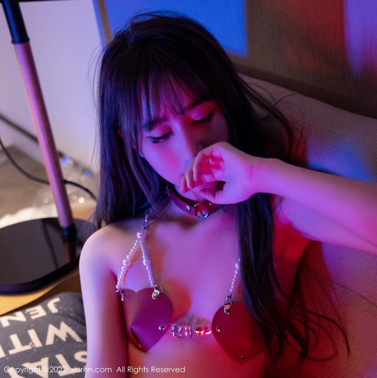 xgyw.top_XiuRen第5136期_女神小果冻儿私房暗色灯光下红色制服式内衣配蕾丝袜诱惑写真69P