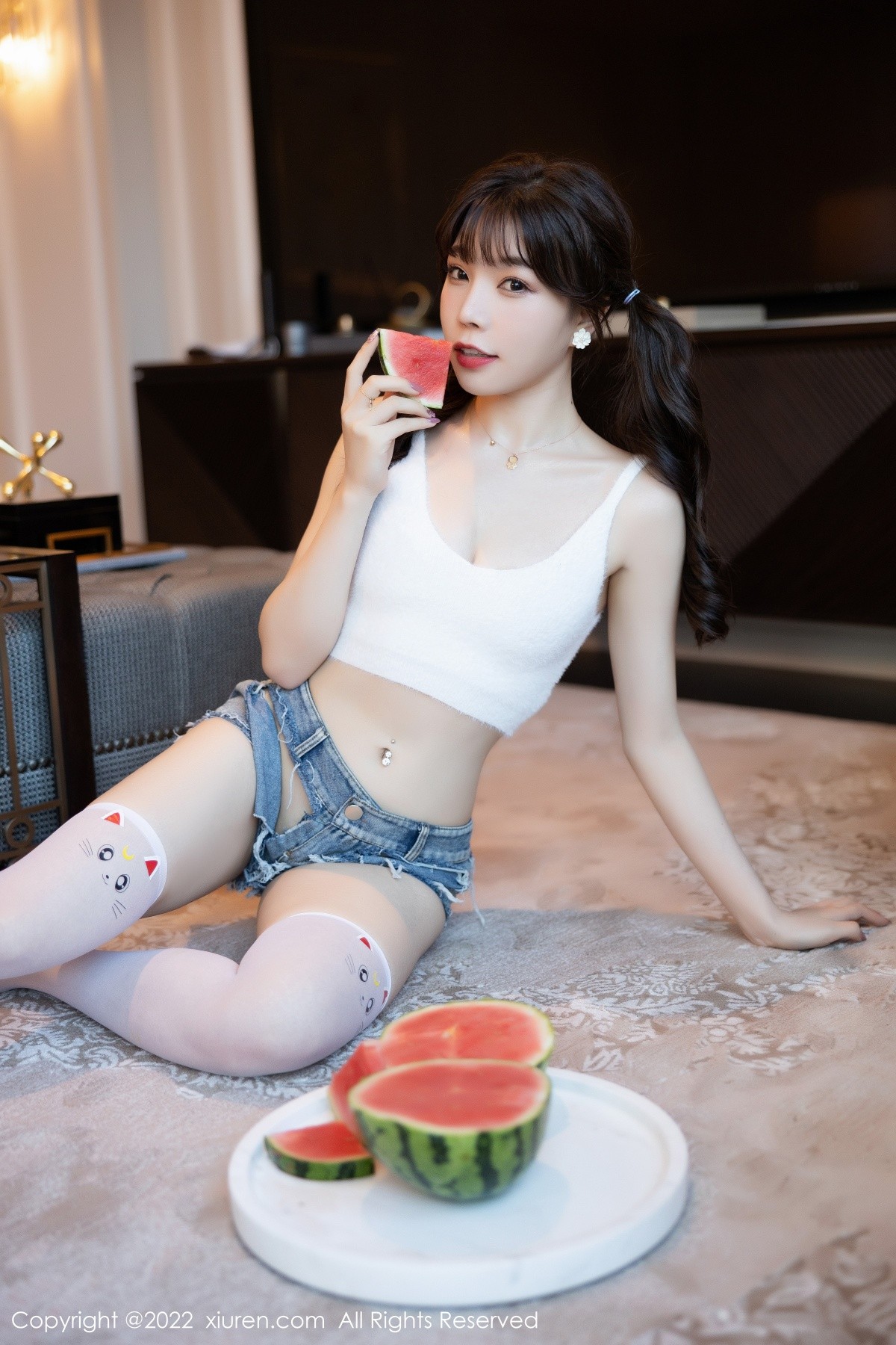 xgyw.top_XiuRen第5138期_女神芝芝Booty厦门旅拍白色收身上衣配牛仔短裤迷人诱惑写真102P