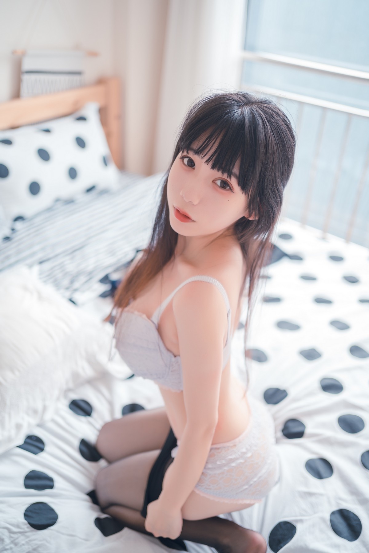 xgyw.top_网络美女Usejan私语主题私房脱学生制服露性感蕾丝内衣配超薄黑丝诱惑写真50P