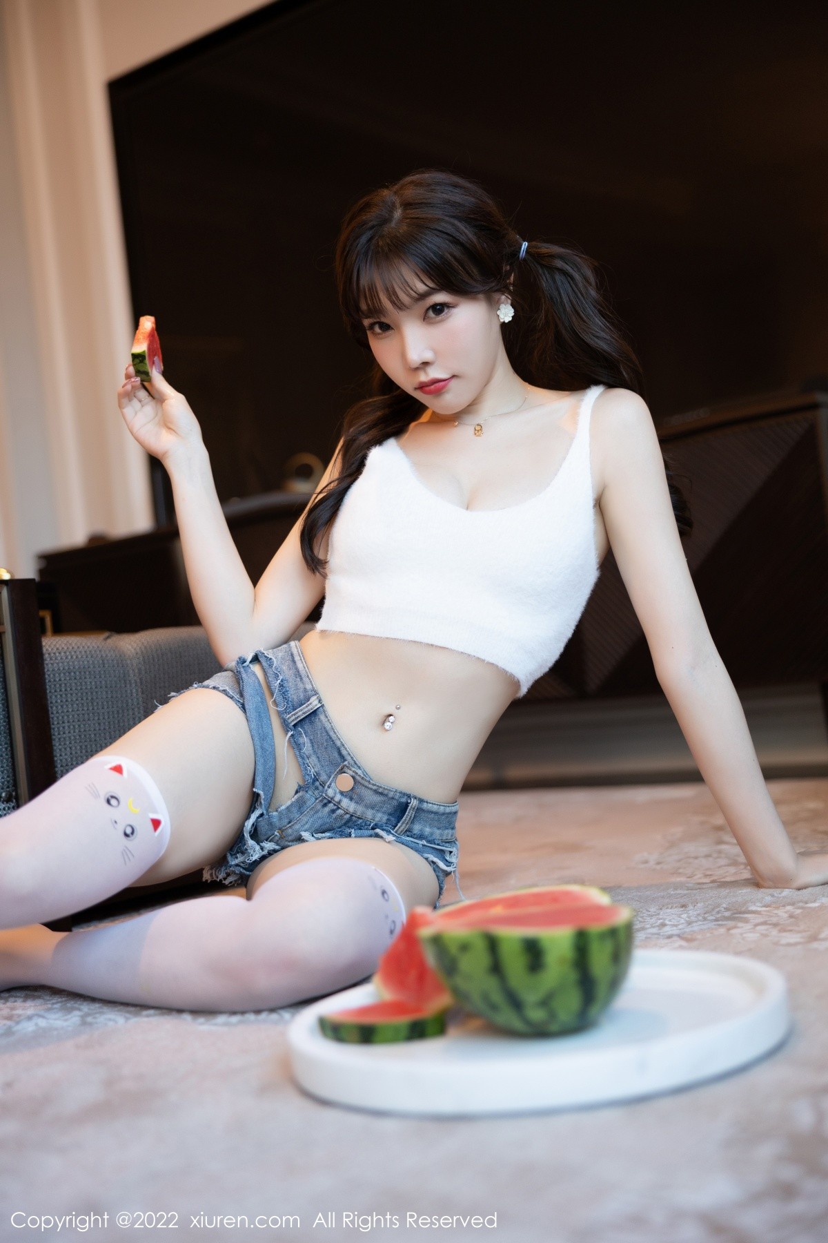 xgyw.top_XiuRen第5138期_女神芝芝Booty厦门旅拍白色收身上衣配牛仔短裤迷人诱惑写真102P