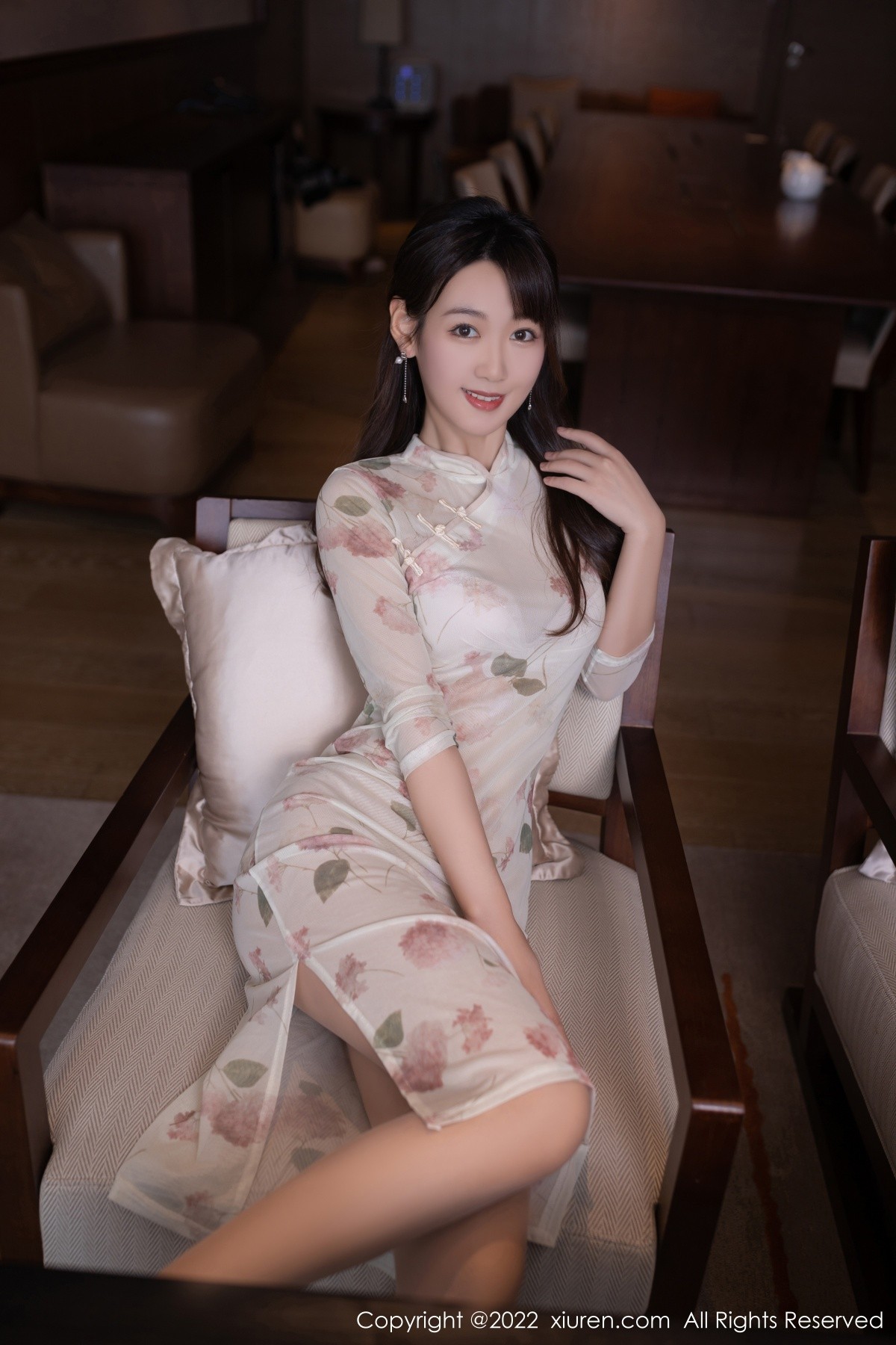 xgyw.top_XiuRen第5139期_模特唐安琪广州-云南旅拍半脱白色轻透旗袍露性感内衣诱惑写真82P