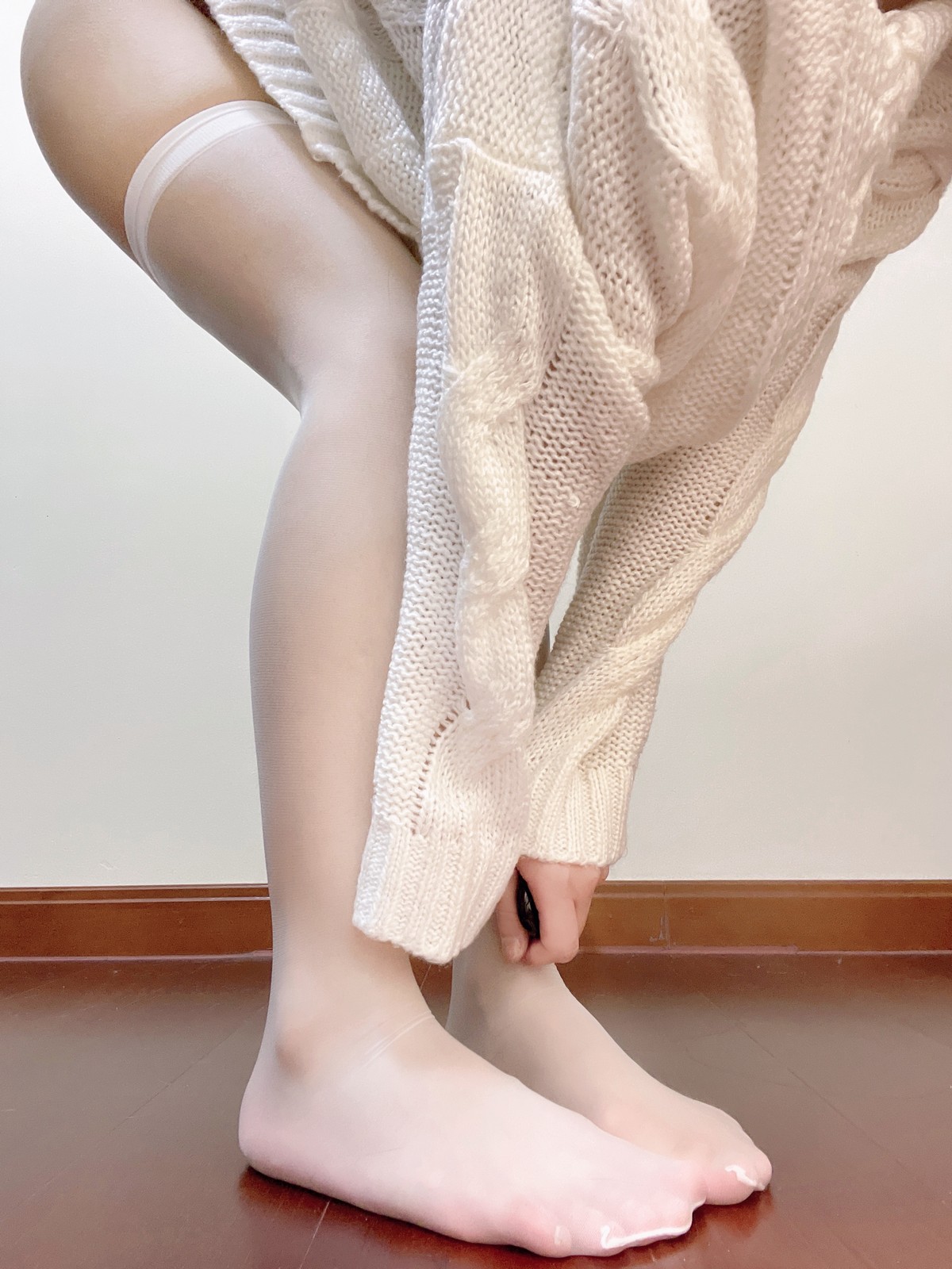 xgyw.top_白嫩美少女鬼畜瑶在不在黑白丝主题私房不露脸系列黑白丝袜秀美腿诱惑写真90P