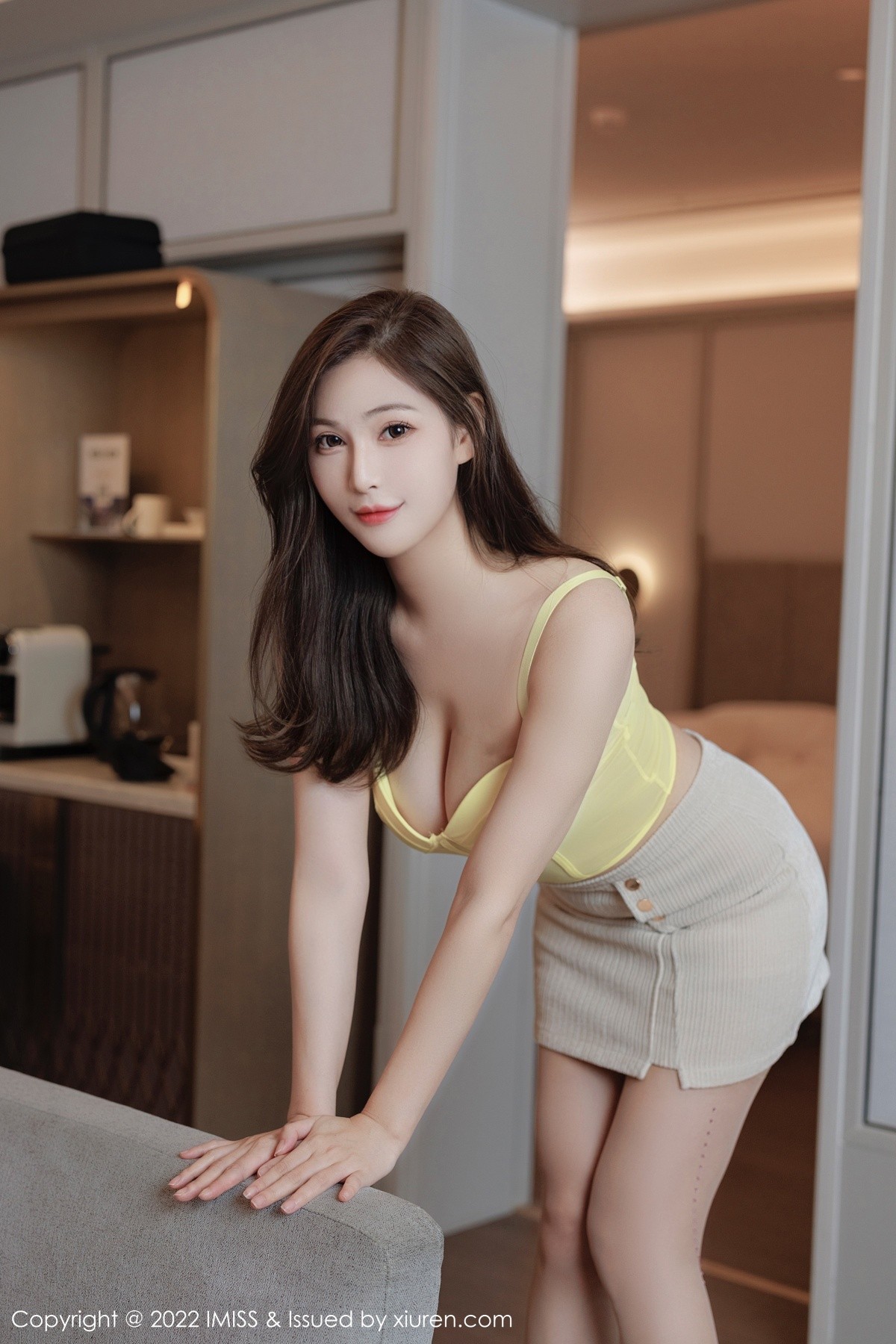 xgyw.top_[IMISS爱蜜社]Vol.688_气质女神Lavinia性感黄色轻透内衣配超薄肉丝秀凹凸身材诱惑写真49P