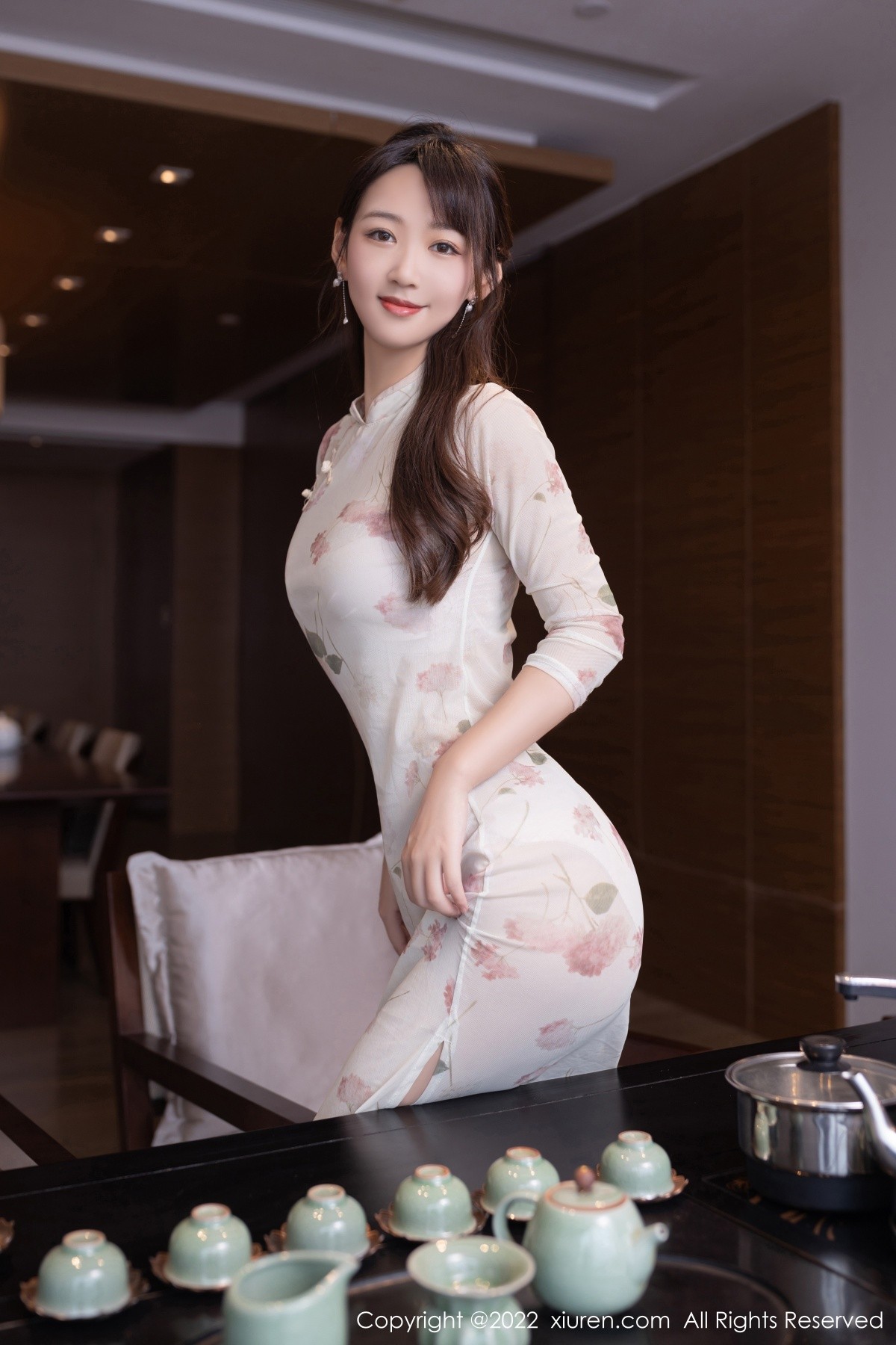 xgyw.top_XiuRen第5139期_模特唐安琪广州-云南旅拍半脱白色轻透旗袍露性感内衣诱惑写真82P