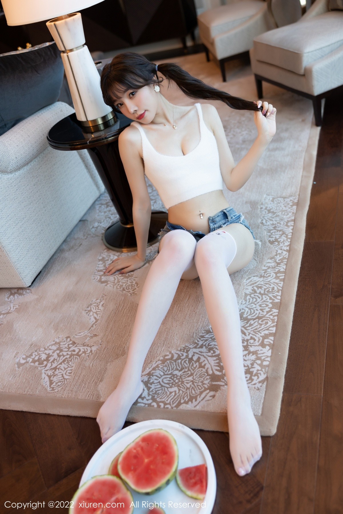 xgyw.top_XiuRen第5138期_女神芝芝Booty厦门旅拍白色收身上衣配牛仔短裤迷人诱惑写真102P