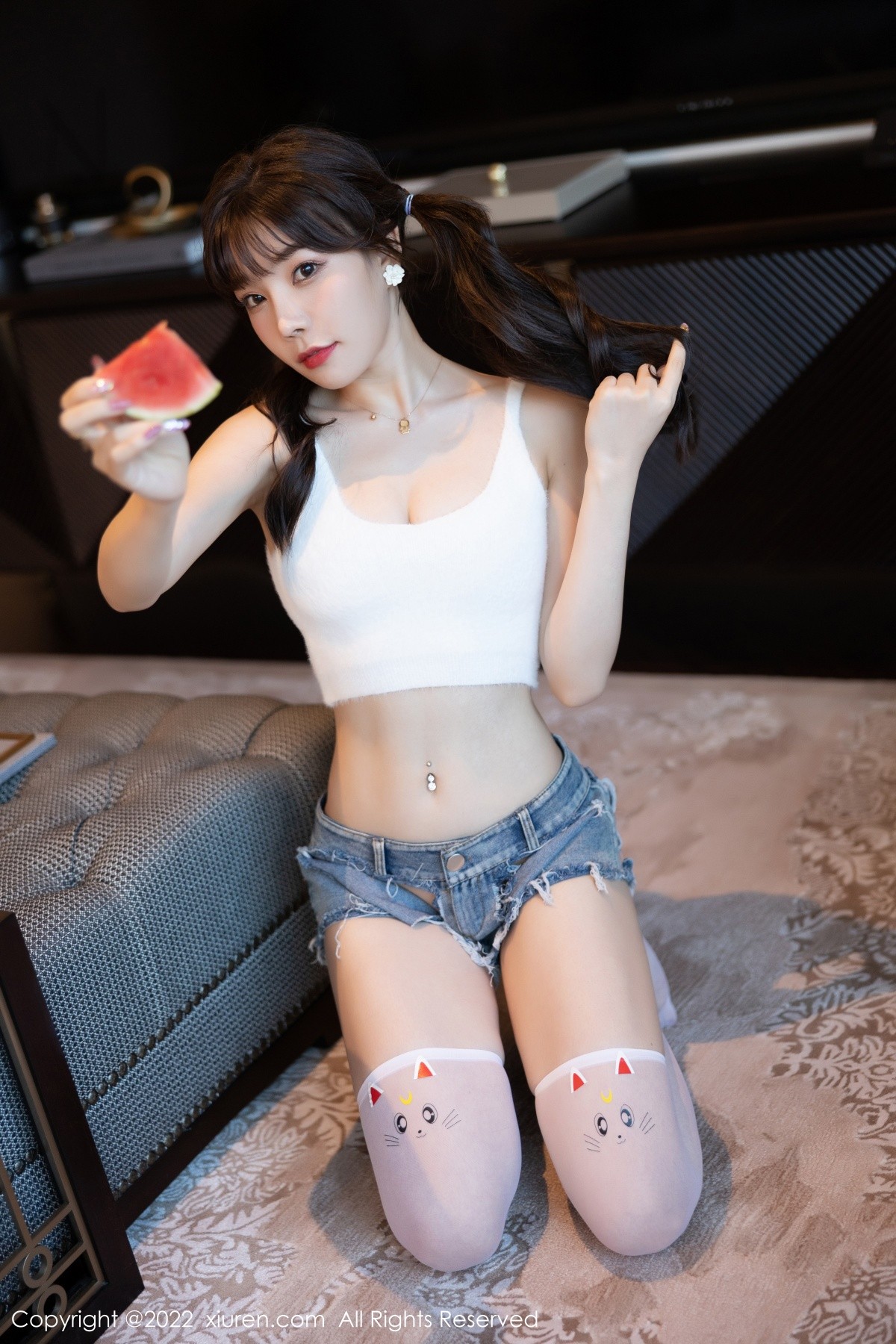 xgyw.top_XiuRen第5138期_女神芝芝Booty厦门旅拍白色收身上衣配牛仔短裤迷人诱惑写真102P