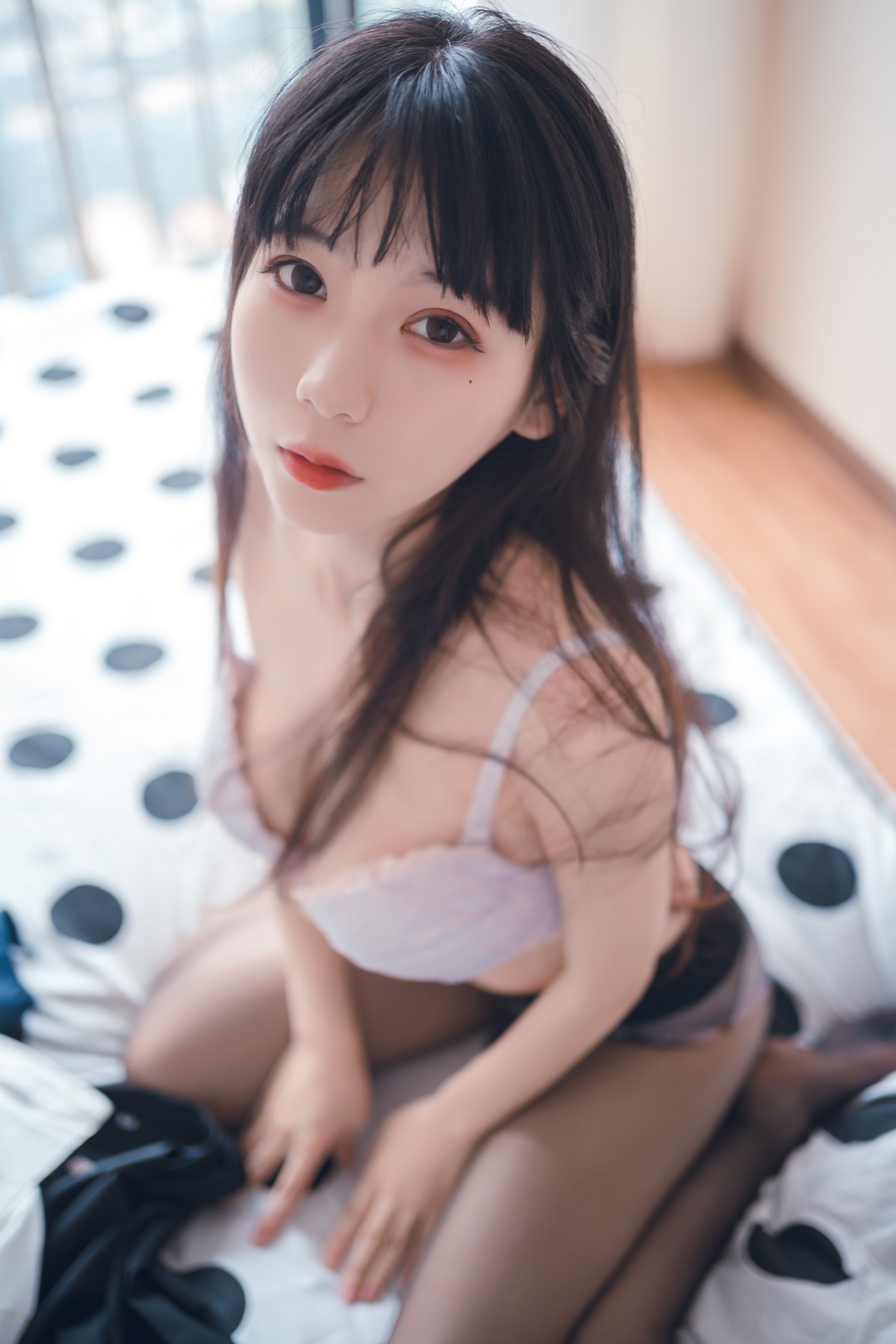 xgyw.top_网络美女Usejan私语主题私房脱学生制服露性感蕾丝内衣配超薄黑丝诱惑写真50P