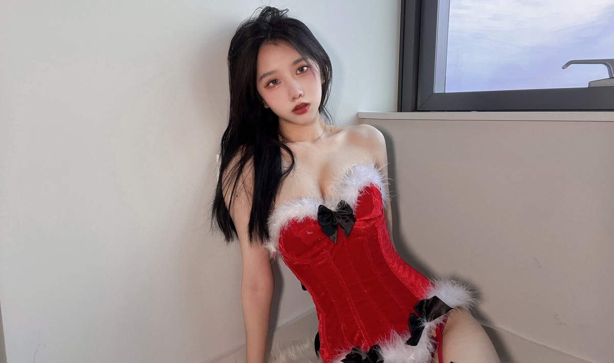 xgyw.top_动漫博主果咩酱2021圣诞主题私房半脱红色圣诞装露红色蕾丝内衣完美诱惑写真52P