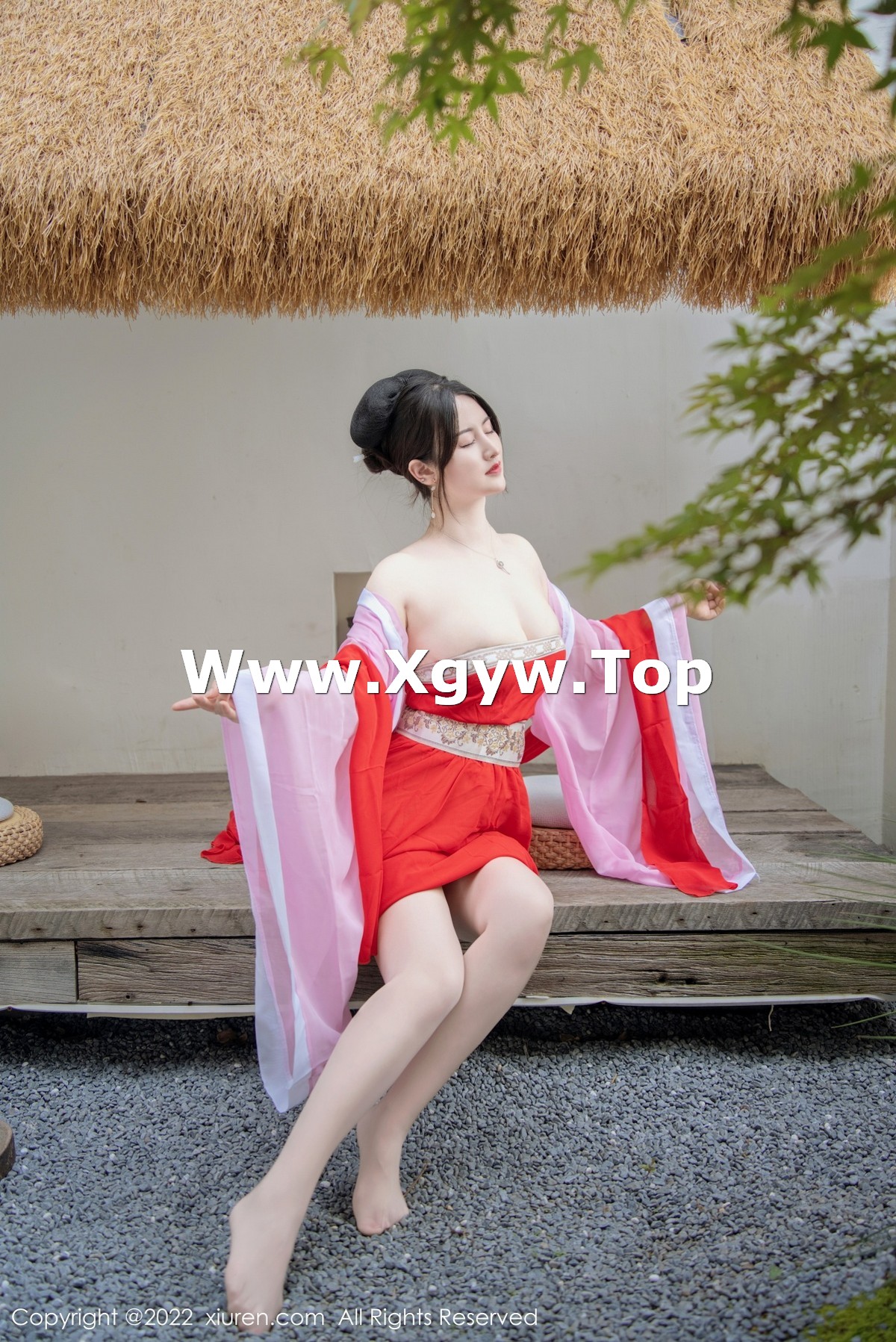 xgyw.top_XiuRen第5141期_模特诗诗kiki性感古装服饰配无内肉丝半脱秀惹火身材诱惑写真80P