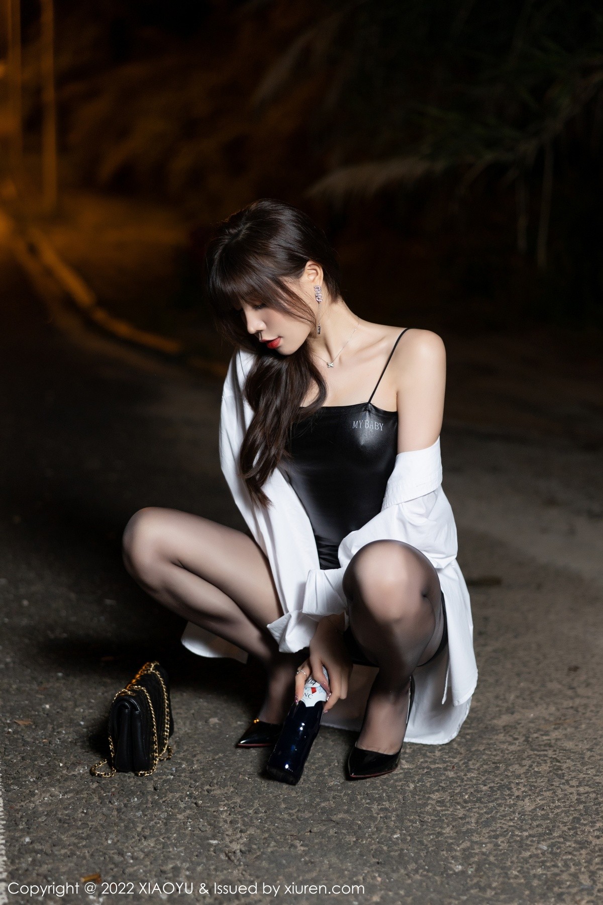 xgyw.top_[XiaoYu画语界]Vol.800_女神芝芝Booty户外脱性感白T露黑色皮质吊带配无内黑丝诱惑写真80P