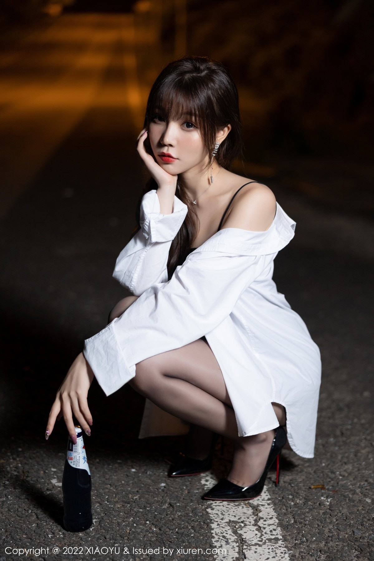 xgyw.top_[XiaoYu画语界]Vol.800_女神芝芝Booty户外脱性感白T露黑色皮质吊带配无内黑丝诱惑写真80P