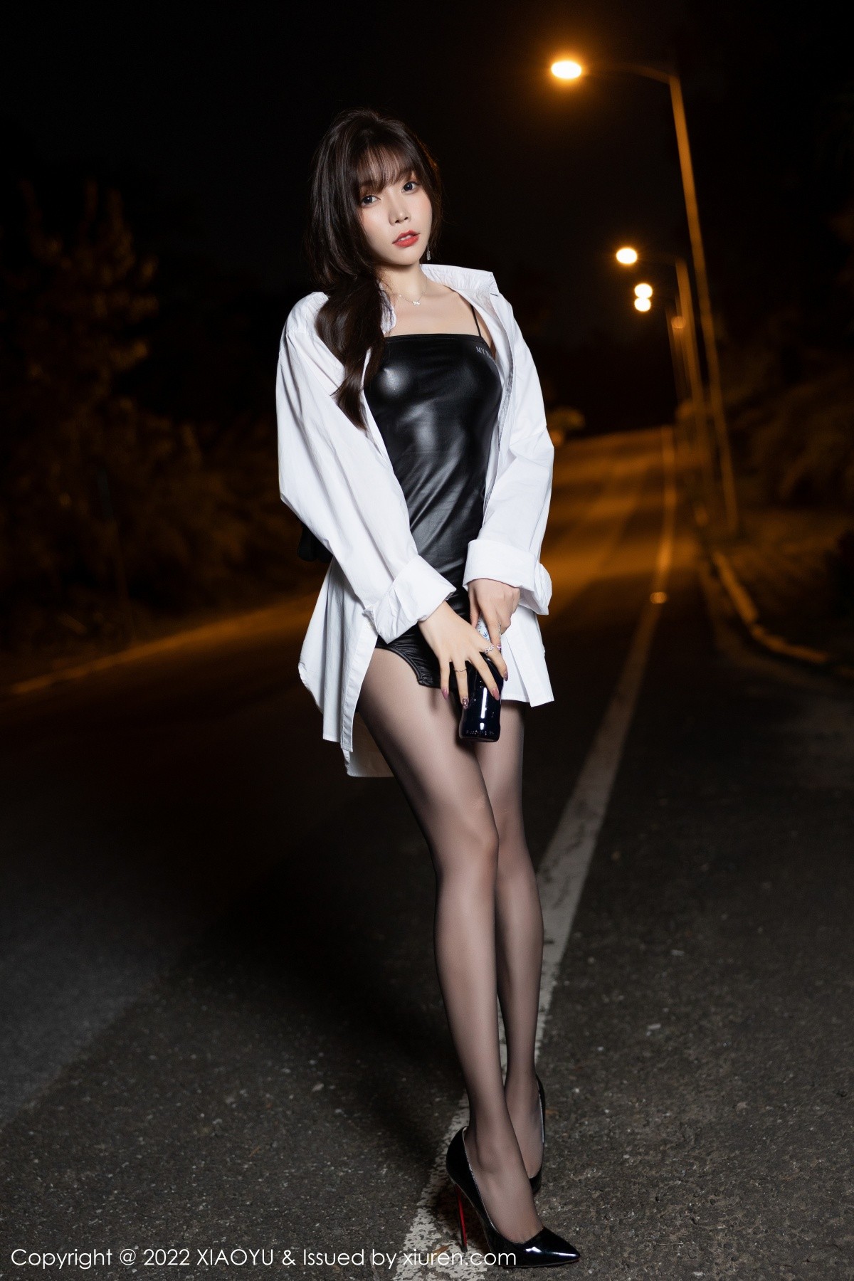 xgyw.top_[XiaoYu画语界]Vol.800_女神芝芝Booty户外脱性感白T露黑色皮质吊带配无内黑丝诱惑写真80P