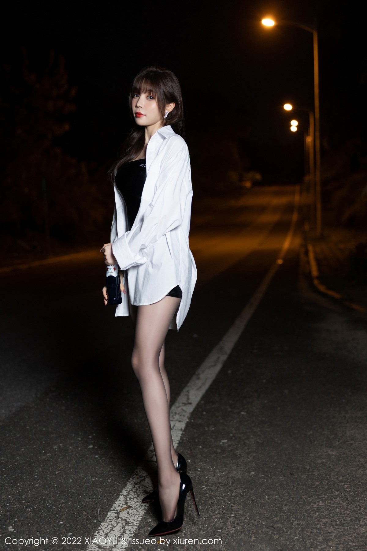 xgyw.top_[XiaoYu画语界]Vol.800_女神芝芝Booty户外脱性感白T露黑色皮质吊带配无内黑丝诱惑写真80P