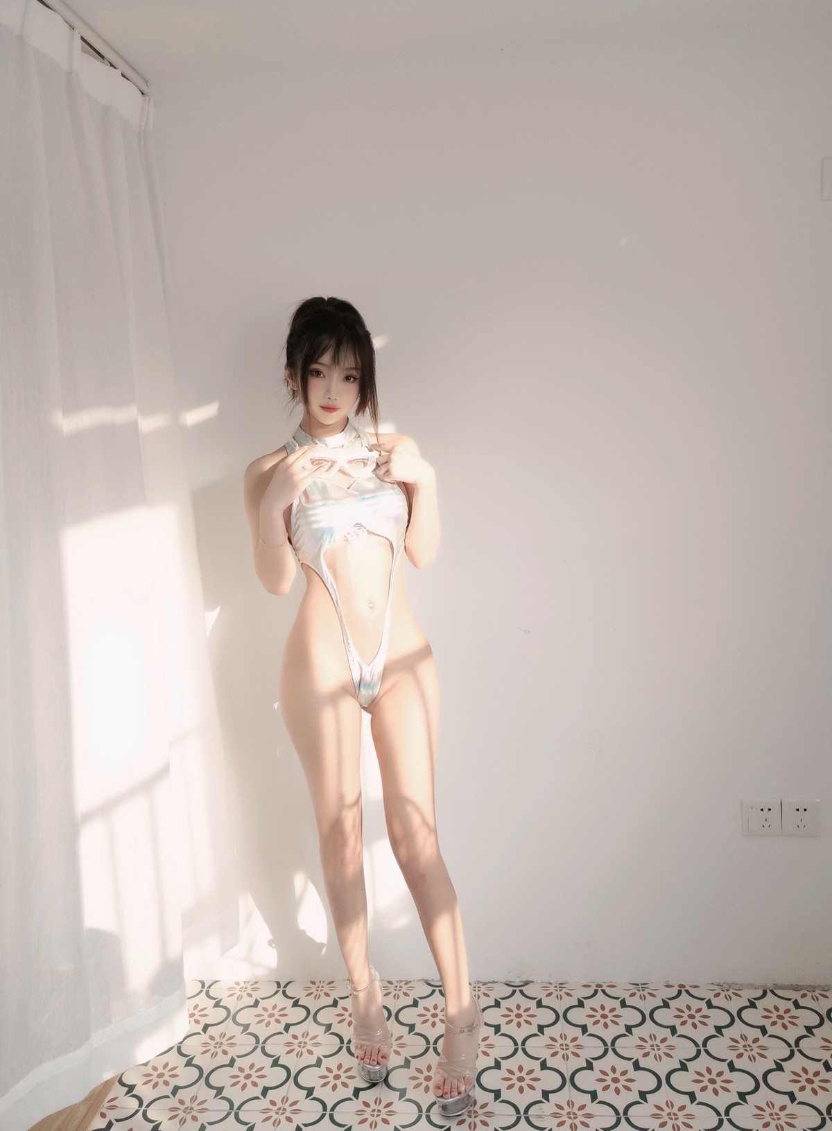 xgyw.top_白嫩美少女鬼畜瑶在不在镭射竞泳主题私房性感连体泳衣秀惹火身材诱惑写真55P