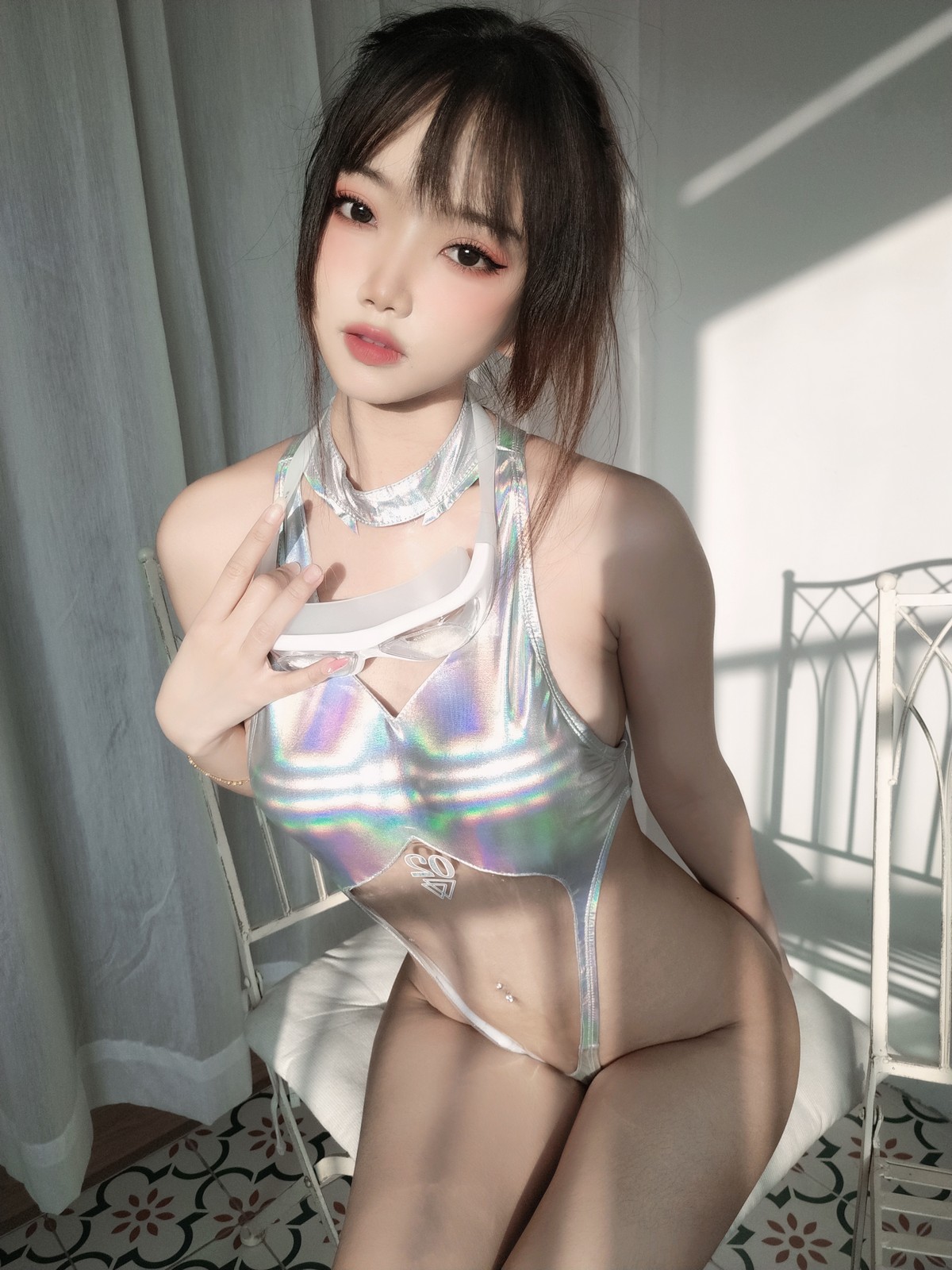 xgyw.top_白嫩美少女鬼畜瑶在不在镭射竞泳主题私房性感连体泳衣秀惹火身材诱惑写真55P