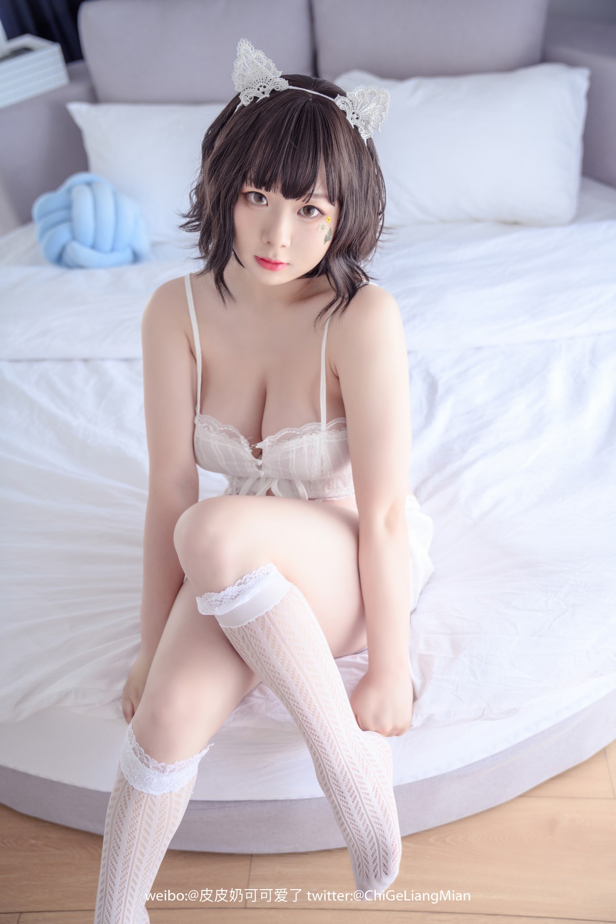 xgyw.top_网络美女皮皮奶白睡衣主题私房床上白色低胸吊带睡衣秀傲人豪乳惹火诱惑写真50P