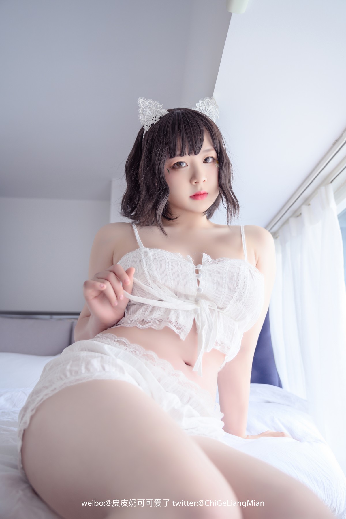 xgyw.top_网络美女皮皮奶白睡衣主题私房床上白色低胸吊带睡衣秀傲人豪乳惹火诱惑写真50P