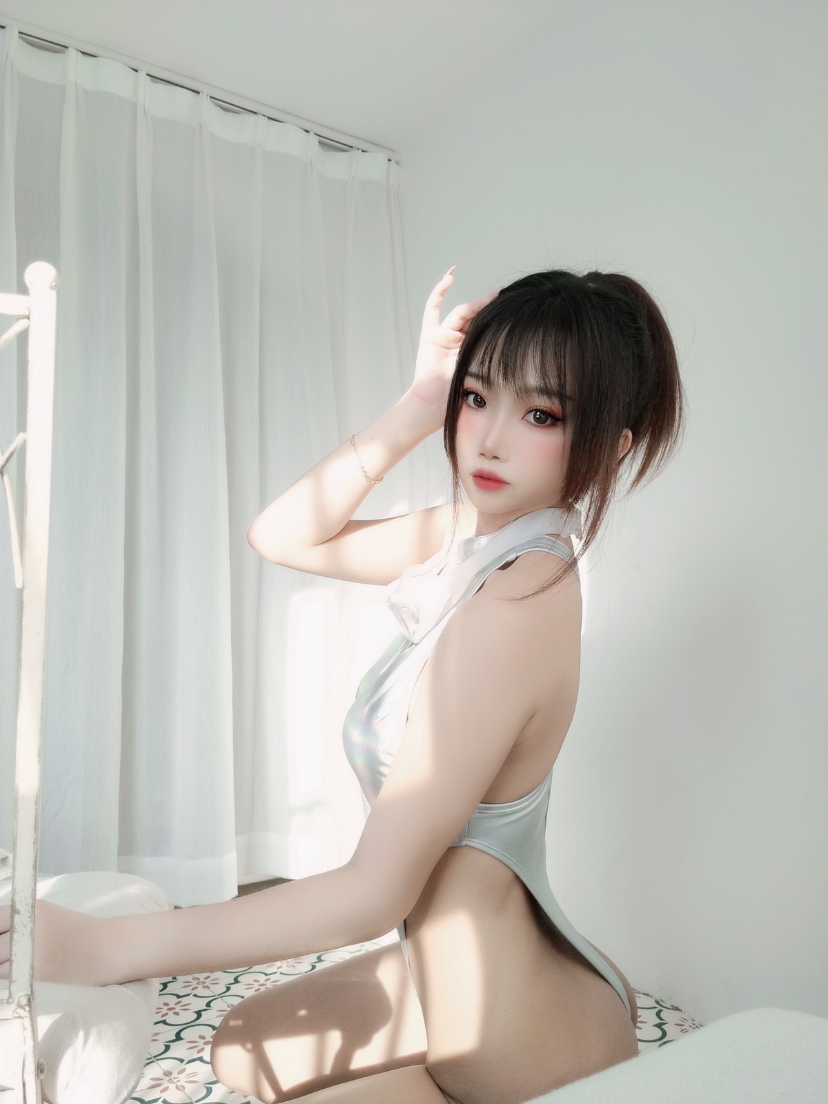 xgyw.top_白嫩美少女鬼畜瑶在不在镭射竞泳主题私房性感连体泳衣秀惹火身材诱惑写真55P