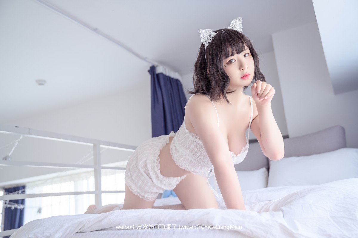 xgyw.top_网络美女皮皮奶白睡衣主题私房床上白色低胸吊带睡衣秀傲人豪乳惹火诱惑写真50P
