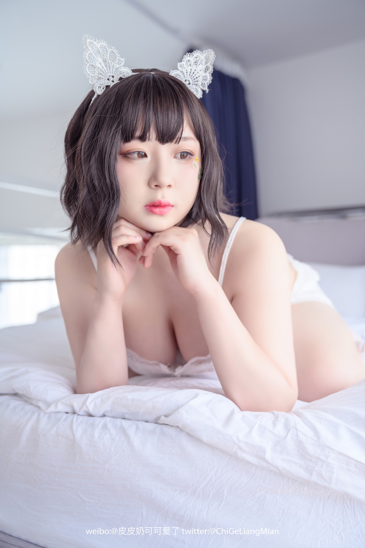 xgyw.top_网络美女皮皮奶白睡衣主题私房床上白色低胸吊带睡衣秀傲人豪乳惹火诱惑写真50P