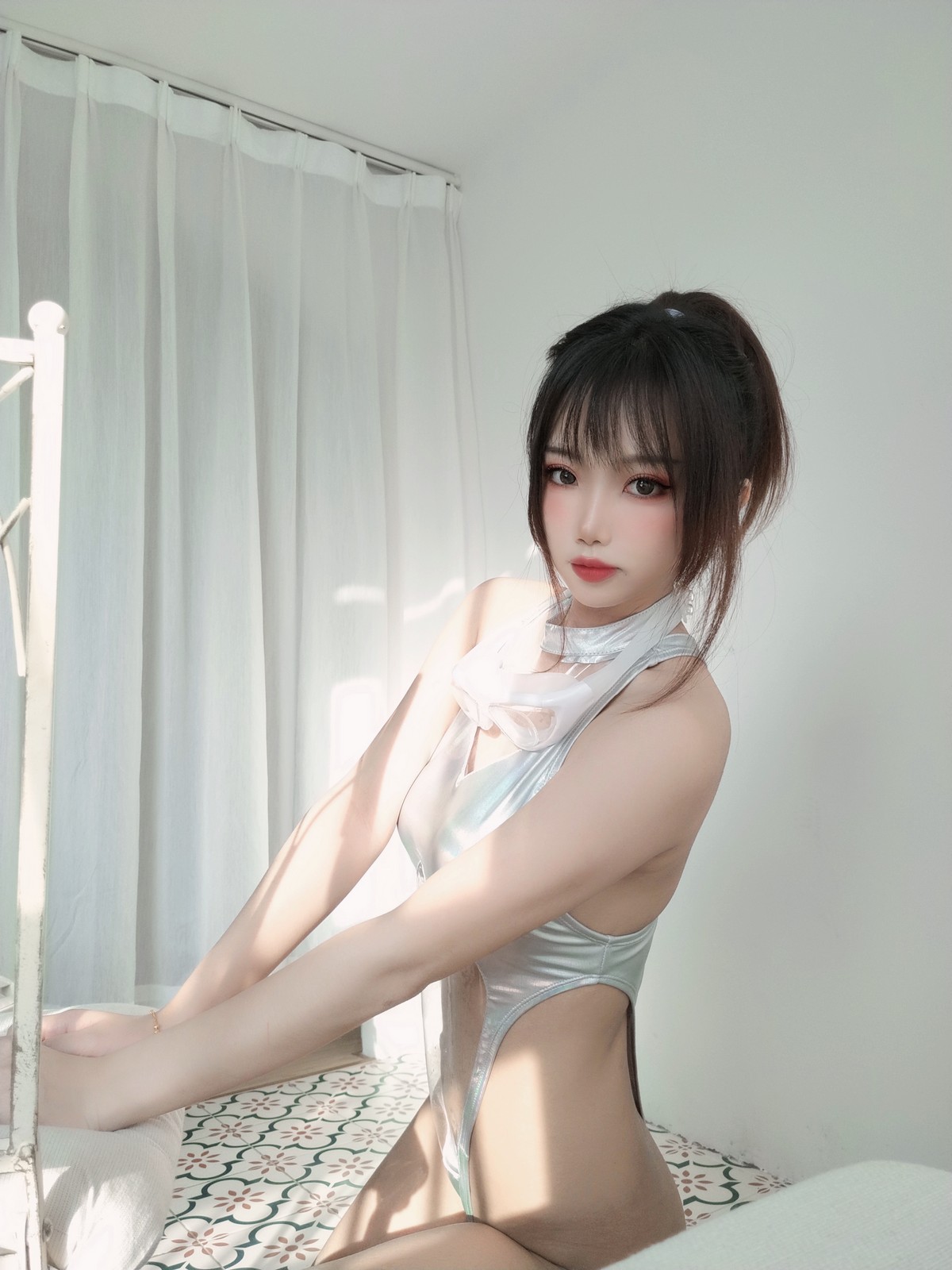 xgyw.top_白嫩美少女鬼畜瑶在不在镭射竞泳主题私房性感连体泳衣秀惹火身材诱惑写真55P