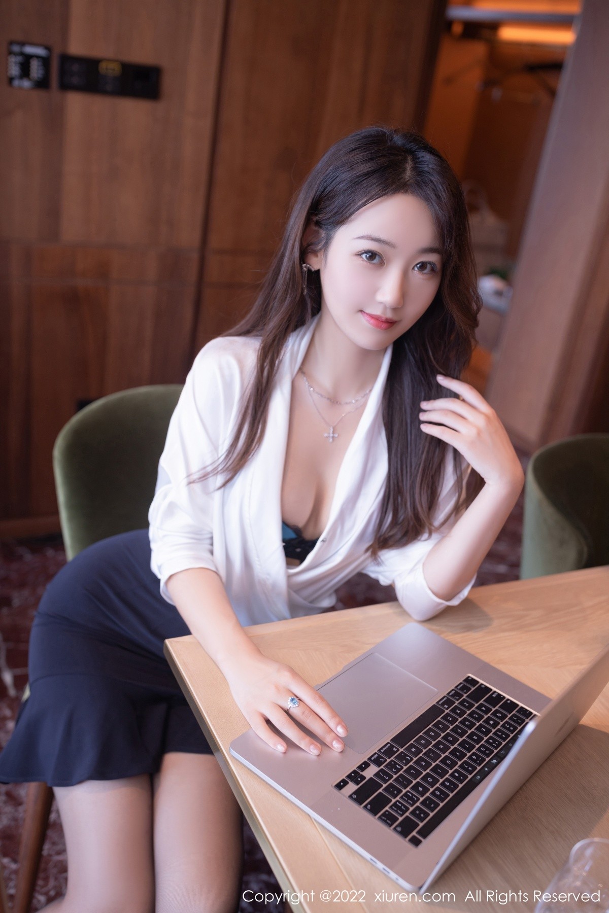 xgyw.top_XiuRen第5168期_模特唐安琪广州-云南旅拍性感白T配黑短裙露蕾丝内衣诱惑写真76P