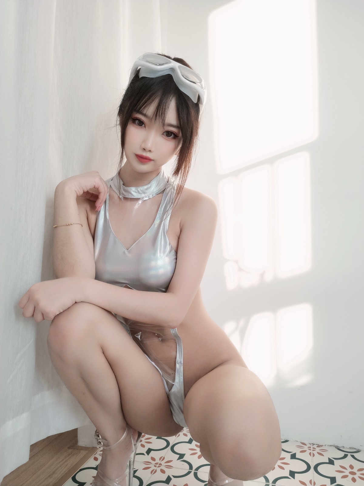 xgyw.top_白嫩美少女鬼畜瑶在不在镭射竞泳主题私房性感连体泳衣秀惹火身材诱惑写真55P