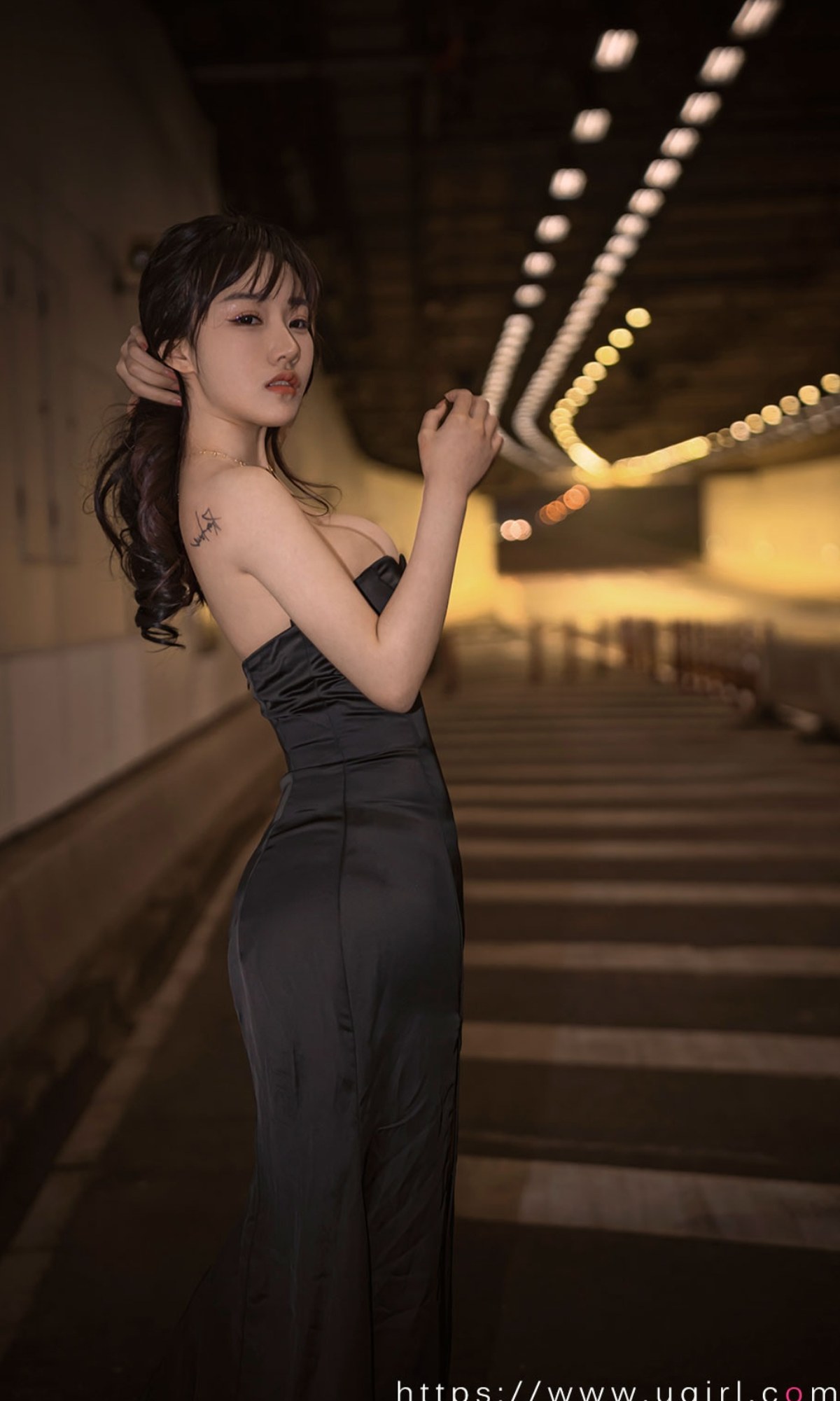 xgyw.top_[Ugirls爱尤物]No.2349_模特西门小玉地铁隧道性感低胸连衣裙配超薄黑丝迷人诱惑写真35P
