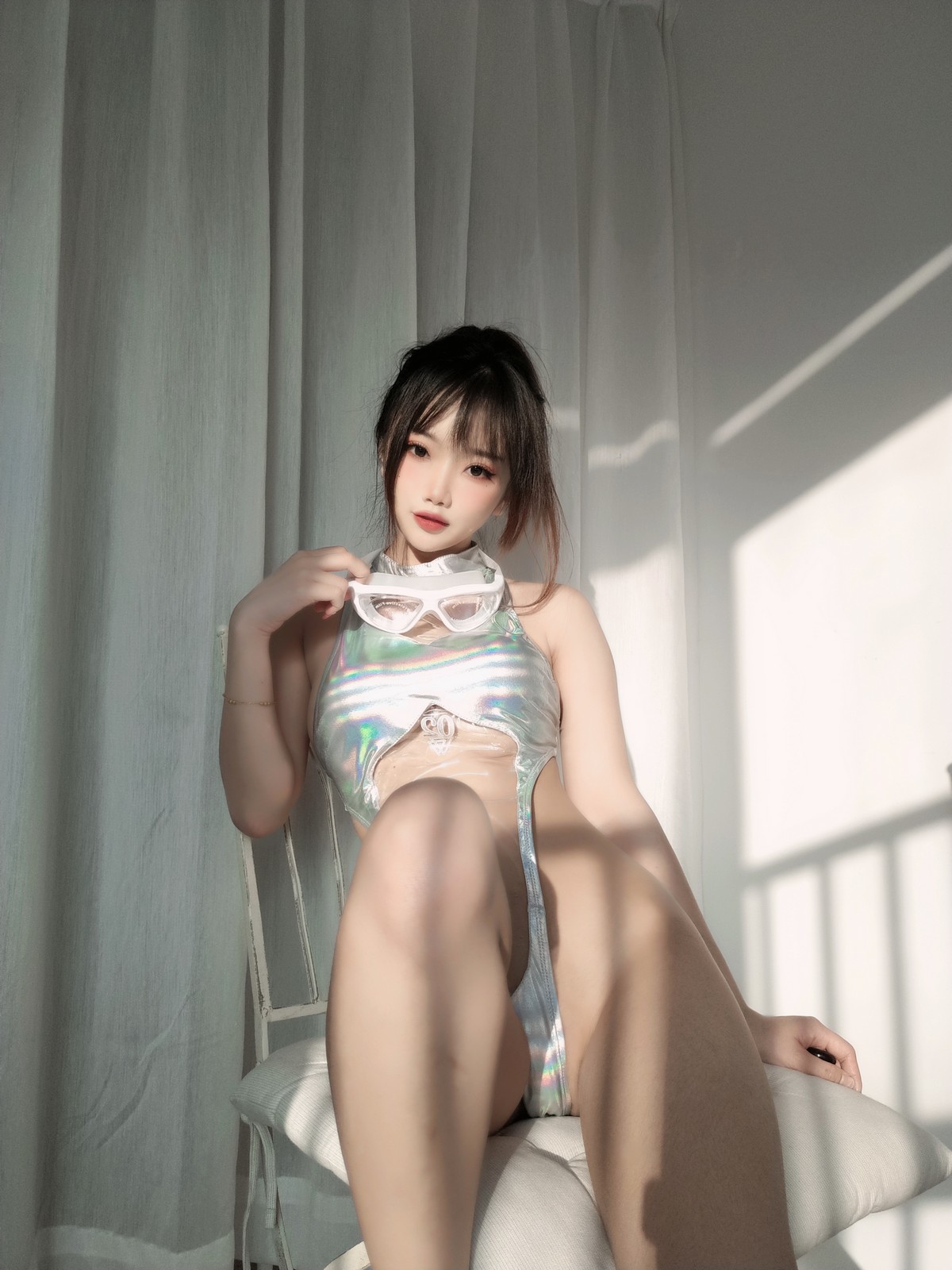 xgyw.top_白嫩美少女鬼畜瑶在不在镭射竞泳主题私房性感连体泳衣秀惹火身材诱惑写真55P