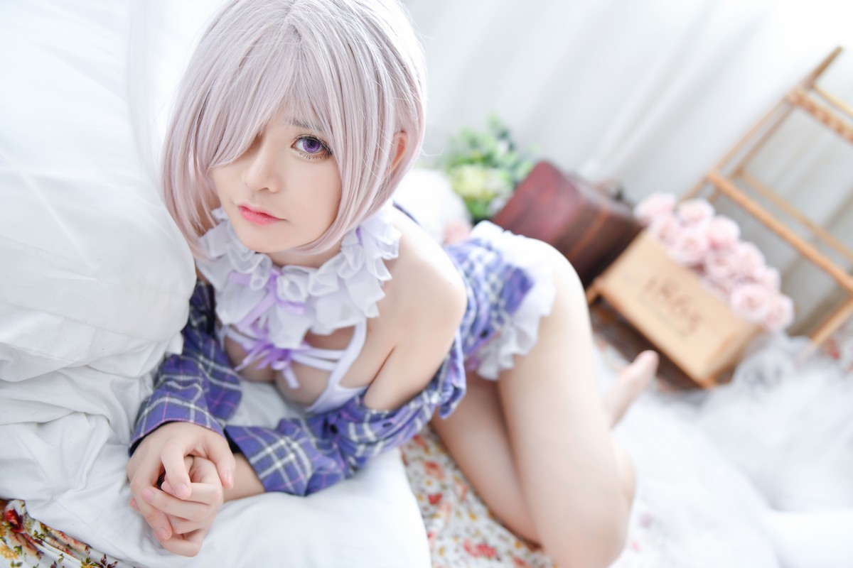 xgyw.top_网络美女前羽Fate one主题户外泳池比基尼等多套服饰系列秀完美身材诱惑写真55P