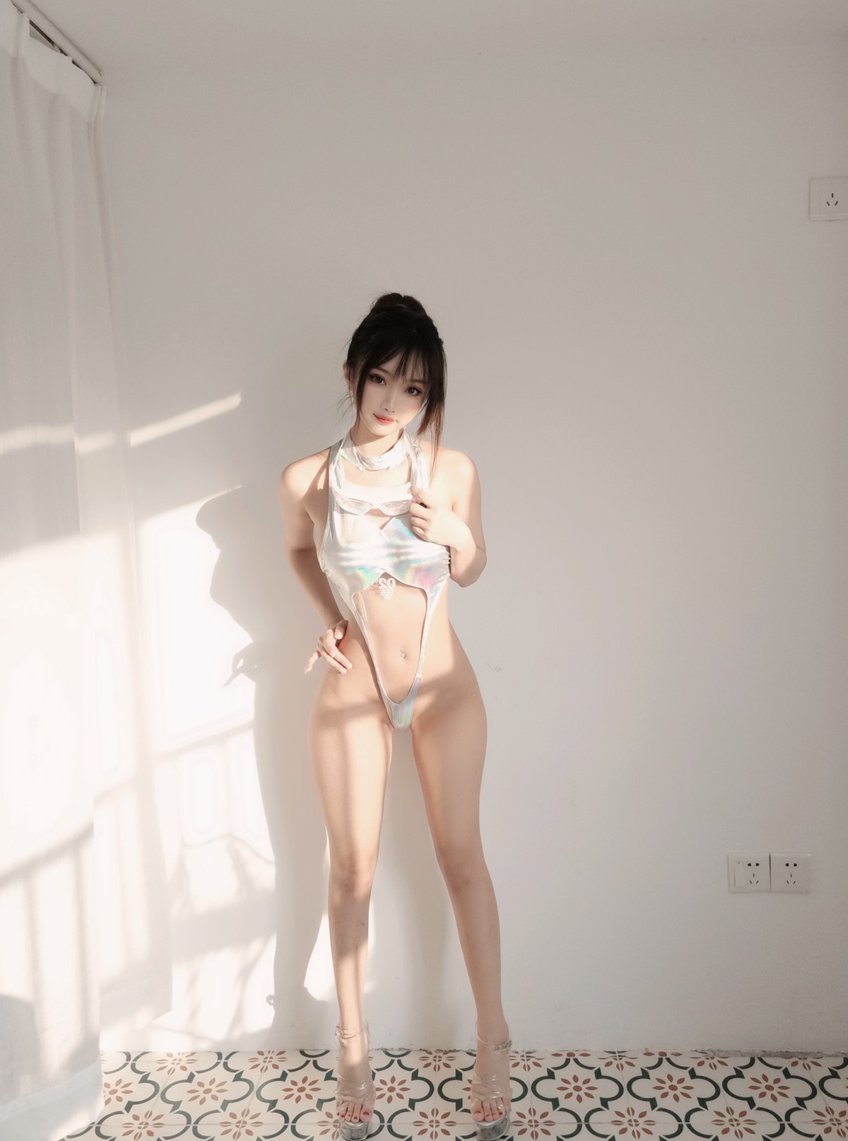 xgyw.top_白嫩美少女鬼畜瑶在不在镭射竞泳主题私房性感连体泳衣秀惹火身材诱惑写真55P