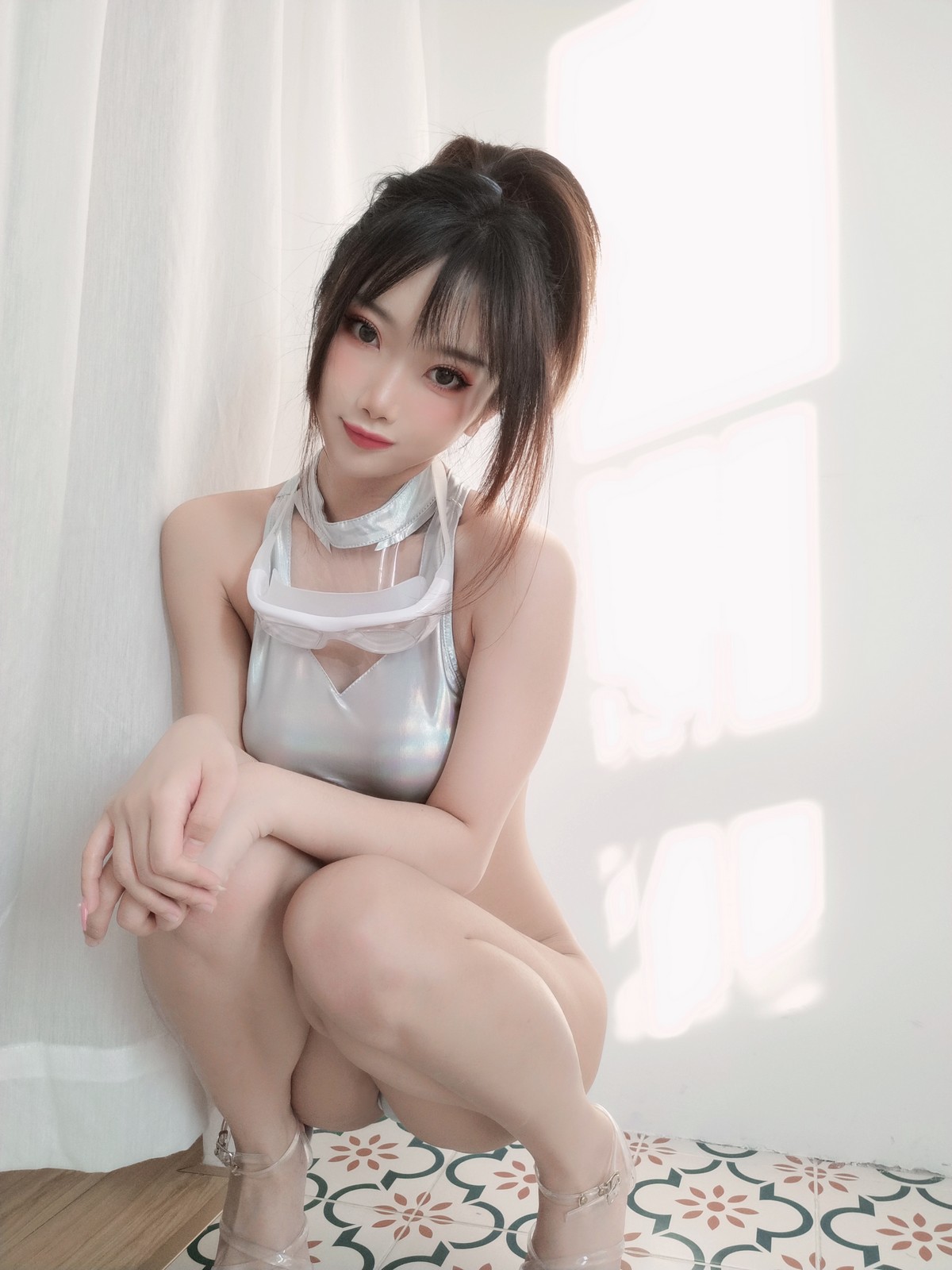 xgyw.top_白嫩美少女鬼畜瑶在不在镭射竞泳主题私房性感连体泳衣秀惹火身材诱惑写真55P