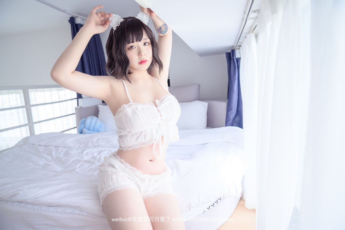 xgyw.top_网络美女皮皮奶白睡衣主题私房床上白色低胸吊带睡衣秀傲人豪乳惹火诱惑写真50P