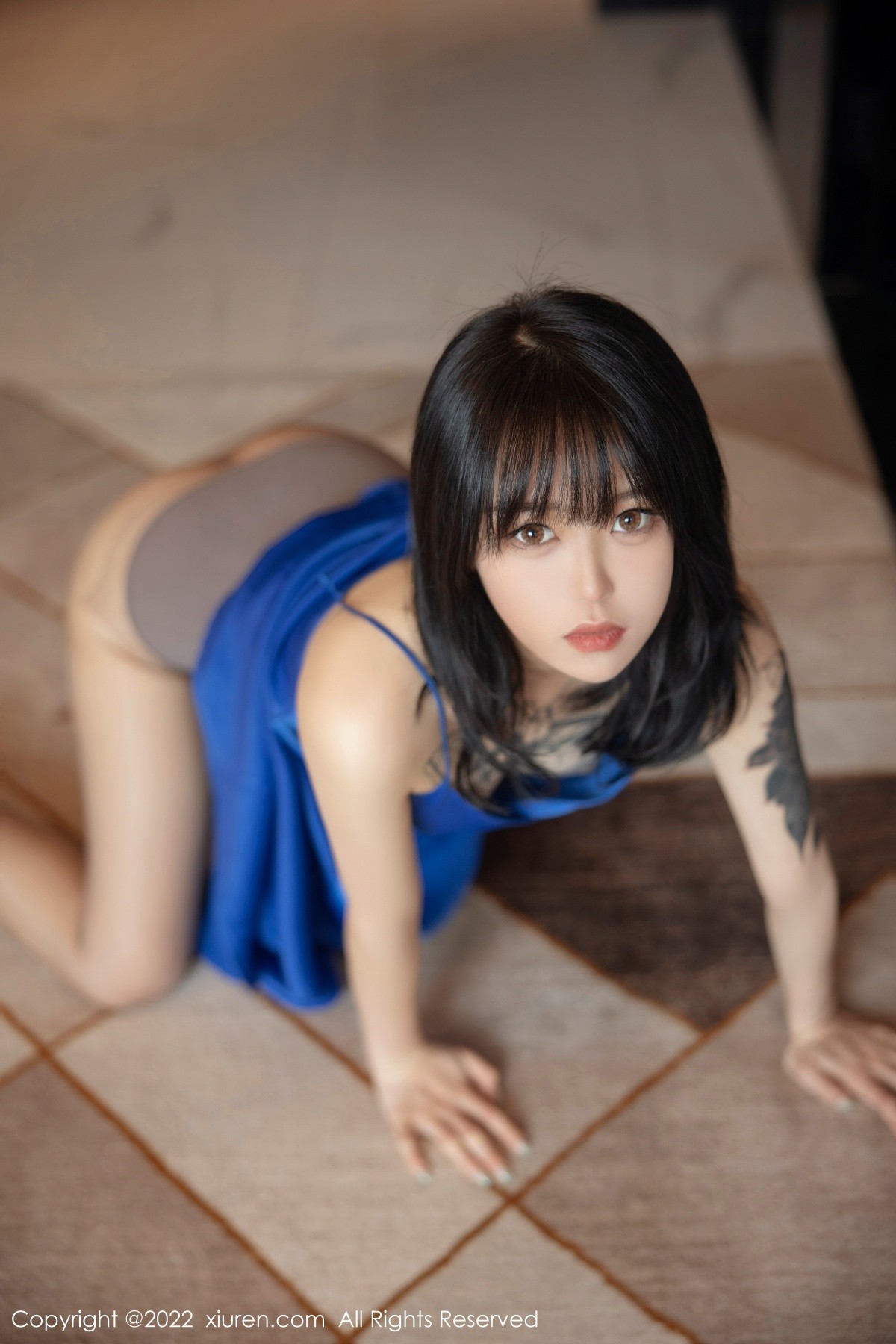 xgyw.top_XiuRen第5165期_模特奶瓶蓝色吊裙配灰丝裤袜秀曼妙身材性感美腿迷人诱惑写真82P