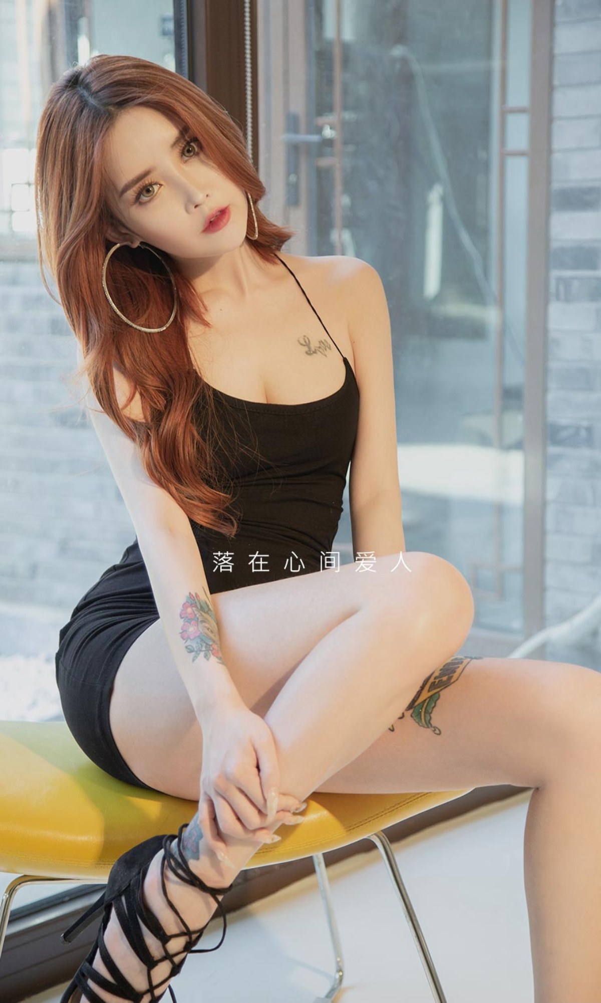 xgyw.top_[Ugirls爱尤物]No.2350_模特小玉性感黑色皮质连衣裙 黑色吊裙秀完美身材诱惑写真35P