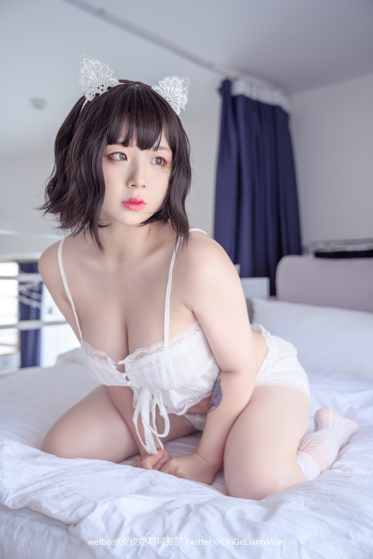 xgyw.top_网络美女皮皮奶白睡衣主题私房床上白色低胸吊带睡衣秀傲人豪乳惹火诱惑写真50P