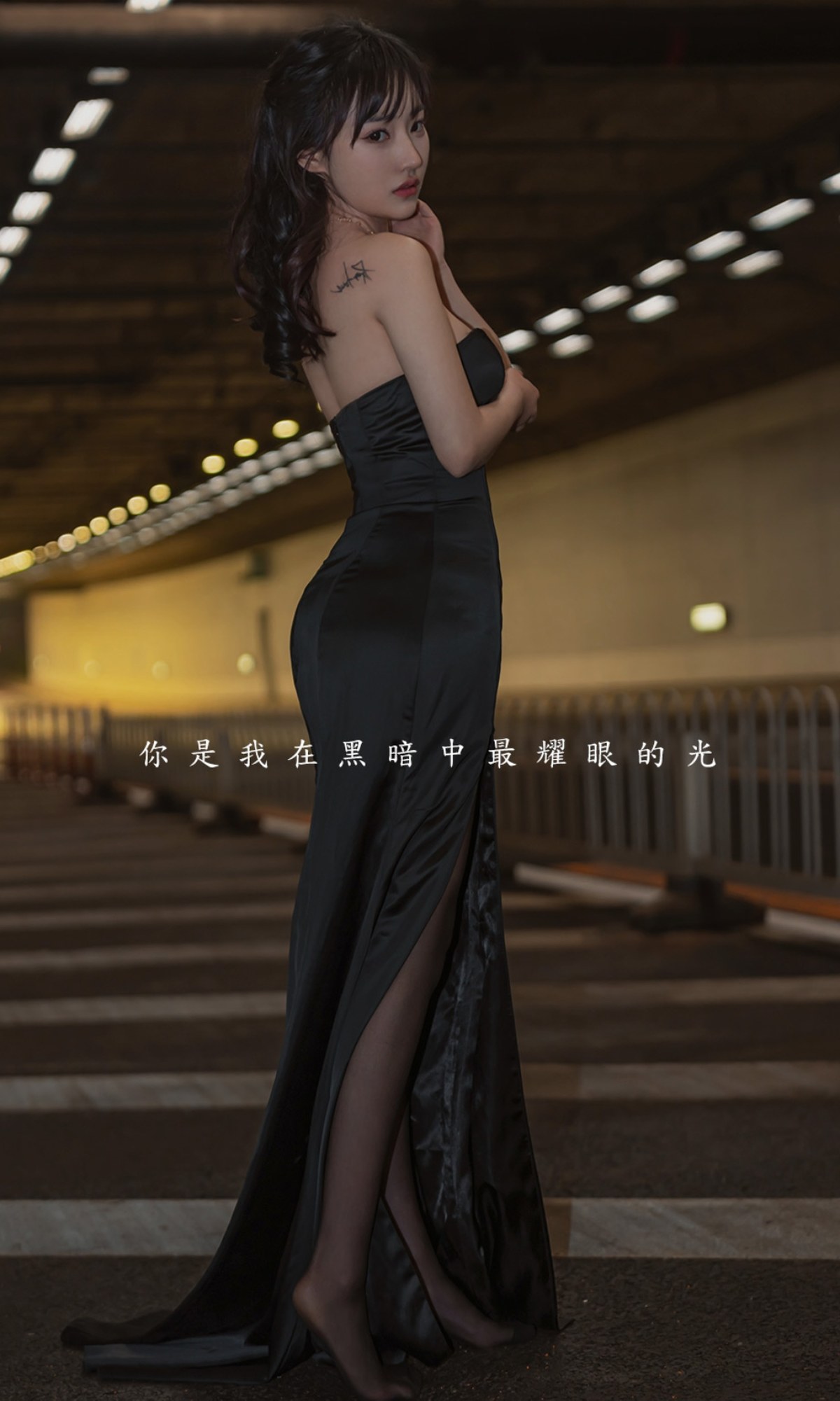xgyw.top_[Ugirls爱尤物]No.2349_模特西门小玉地铁隧道性感低胸连衣裙配超薄黑丝迷人诱惑写真35P